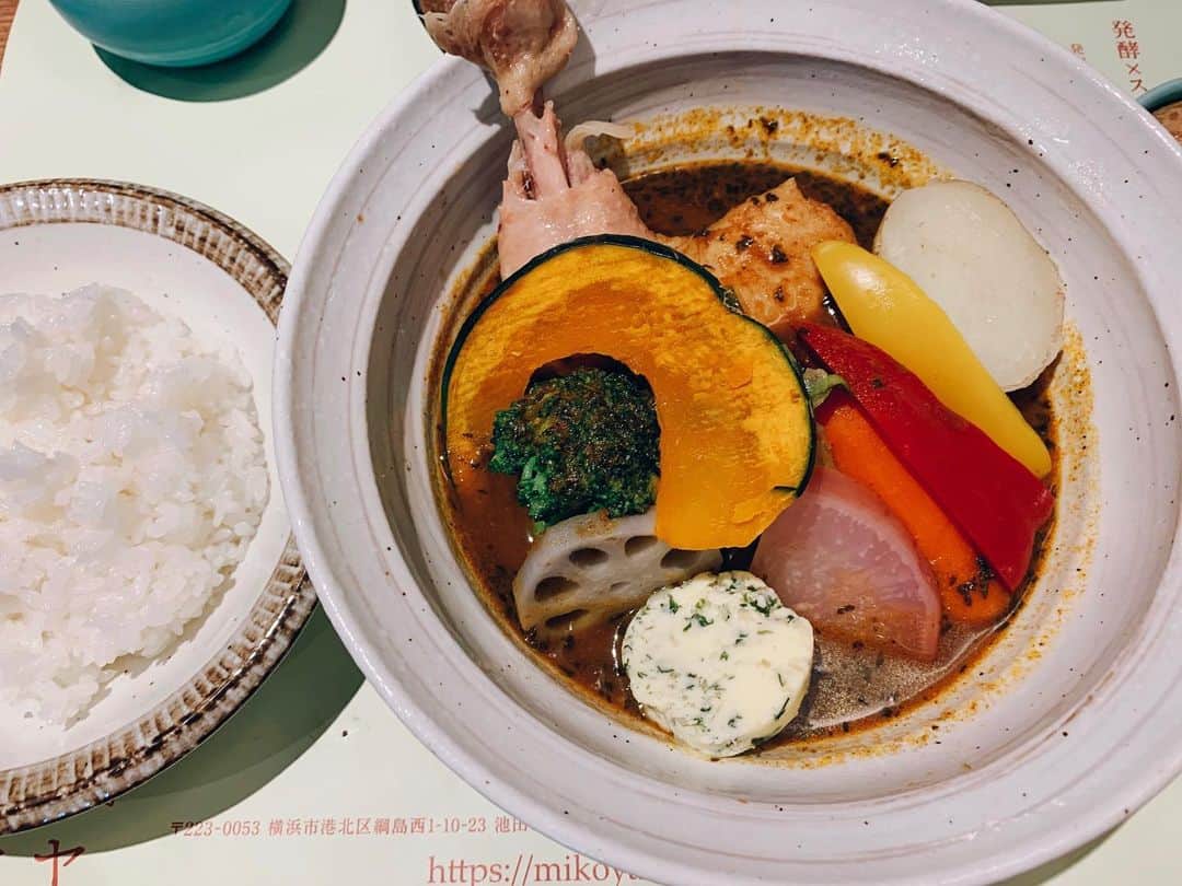 のインスタグラム：「. . 高校の同級生がやっている 発酵スープカレー　ミコヤ にランチに行きました♡‼︎ . . 発酵と薬膳。 身体にも優しく、 味も本当に美味しい‼︎ . チキンとお野菜のスープカレー ラムとお豆のスープカレー お子様カレー . . どれも美味しくて 北海道出身の夫も感動。 . . お近くの方はぜひ♡ 本当にオススメ‼︎ . あんなに一緒にふざけてばかりだった 同級生も二児の母。 下の子は息子と同い年。 (しかも今日が誕生日‼︎) . . 年月が経っても 違和感なくスーッと馴染むのが 学生時代の友人ならではですね。 . . #発酵スープカレーミコヤ#スープカレー#発酵#薬膳#綱島#ランチ」