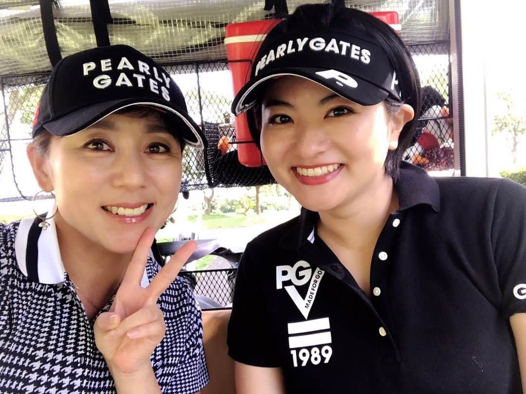 のインスタグラム：「. BSテレ東 【ゴルフクイーンズマッチ～企業対抗女子ゴルフ選手権～】に出場してきました⛳️ 事務所の先輩 山本潤さんとペアを組み、 チームJOYSTAFFとして出場しました🎤 . BSテレ東にて、 日曜22時から放送されます🏌 その後TVerでも配信されます📺 . 12月13日から放送されるSeason4にて出ています⛳️ ぜひ見て下さい〜！ . . #ゴルフ #ゴルフ女子 #ゴルフコーデ #ゴルフ好きな人と繋がりたい #ゴルフ女子コーデ #企業対抗女子ゴルフ選手権 #ゴルフクイーンズマッチ #golf #golflife #golfgirl #golfstagram #instagolf #golfwear #japanesegirl #パーリーゲイツ #パーリーゲイツ女子 #pearlygates  #bsテレ東  #米原ゴルフ倶楽部」
