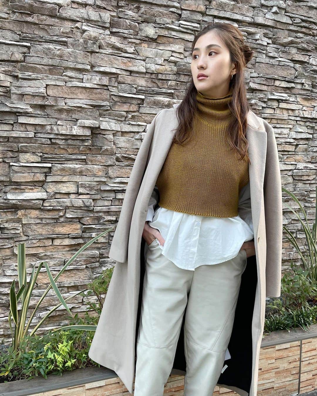 奈津美さんのインスタグラム写真 - (奈津美Instagram)「- @trifle_official #code  - バックスタイルが可愛い ニットセットベスト💛🤍 シャツの形もかわいいから 単品でも使えそう🤘🏻🔥 - 届いた時はシャツもピシーッと 綺麗だったんに運転してたら シワシワになっちゃった🦥⚡︎ - #fashion #knit #패션　#데일리그램 #코디　#코디스타그램」12月5日 18時20分 - natsumi_7.2.3
