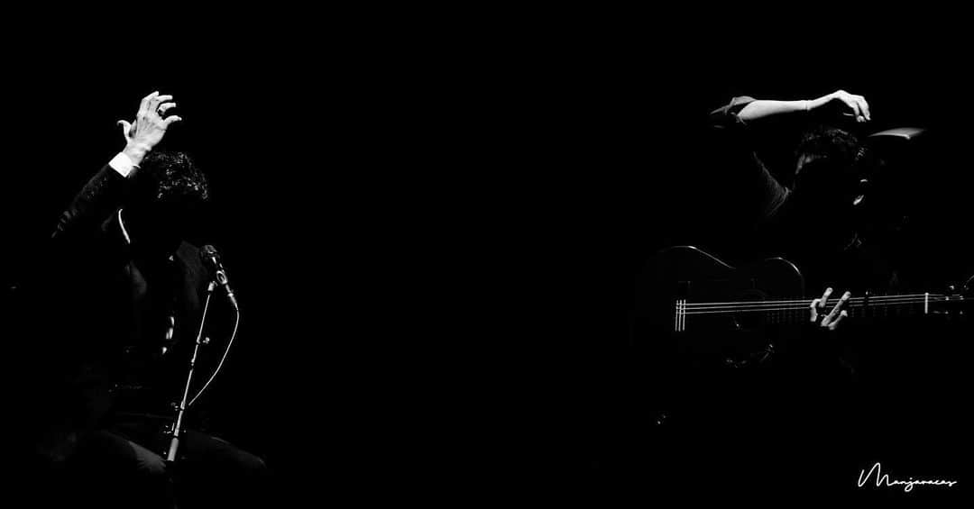 DeFlamenco.comのインスタグラム：「Blanco sobre negro」
