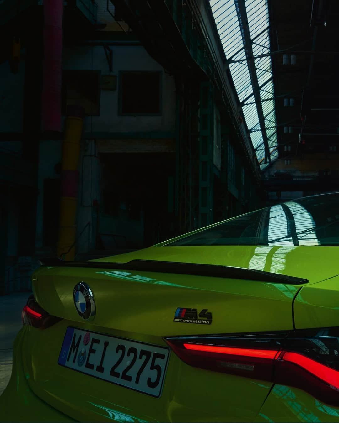 BMWのインスタグラム：「When you know you know, you know? The all-new BMW M4 Coupé. #TheM4 #BMW #M4 #BMWM @bmwm __ BMW M4 Competition Coupé: Fuel consumption in l/100 km (combined): 10.2. CO2 emissions in g/km (combined): 234.* Further information: www.bmw.com/disclaimer.  	 Acceleration (0-100 km/h): 3.9 s. Power: 375 kW, 510 hp, 650 Nm. Top speed (limited): 250 km/h (with optional M Drivers Package: 290 km/h).  	 * All performance, fuel consumption and emissions figures are provisional.」