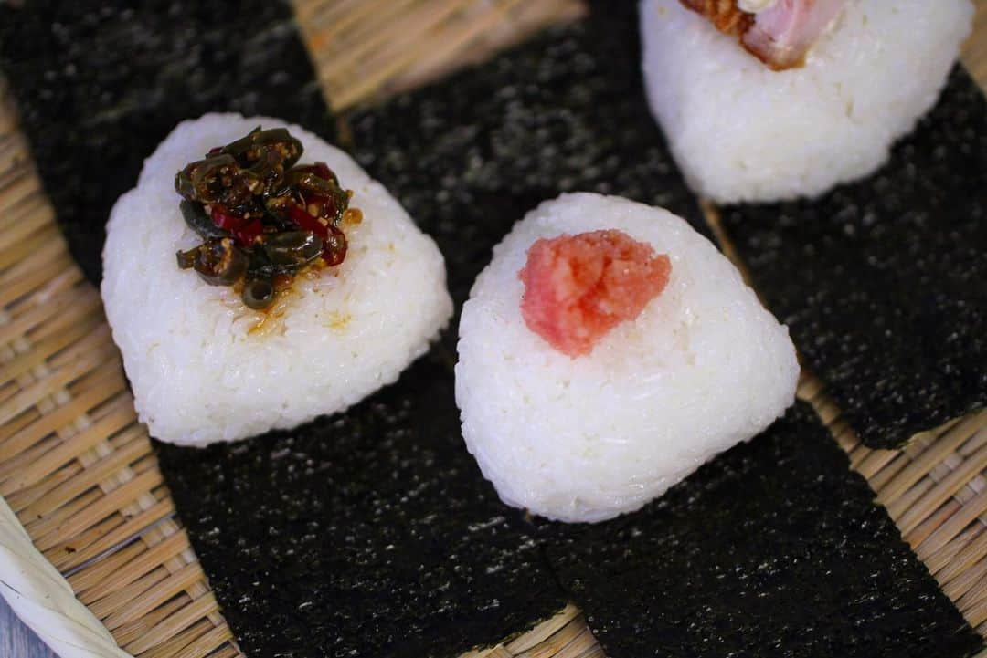 のインスタグラム：「10/26open✨ おにぎり処 桜毎米美(オーマイベイビー)🍙  poroco最新号では、2020年のグルメトレンドとして、 ▪︎スパイス ▪︎台湾グルメ ▪︎くず餅・わらび餅ドリンク ▪︎立ち飲み ▪︎シェアレストラン・間借り の5つを挙げていますが、 おにぎり屋さんも増えてますね‼️  桑園エリアにオープンしたこちらのお店は、"翌日でも美味しいおにぎり"を目指し、お店で精米したお米を一晩寝かせ、炊き上げた後におかげを取り除き、木桶で丁寧にほぐすという手間ひまをかけ、オーダー毎に握りたてで提供してくれます✨  『ゆめぴりか』と『ななつぼし』をブレンドしたおにぎりは、ふんわりと程よく粘り気があり、食べ心地がいい❗️ 具材は30種類で迷っちゃいます♪  これまたこだわりのお惣菜もあるので、ぜひお試しを😊  @onigiribaby2020   #poroco #ポロコ #札幌グルメ #おにぎり #おにぎり屋さん #道産米 #桑園 #桑園グルメ #札幌 #sapporo #北海道 #hokkaido」