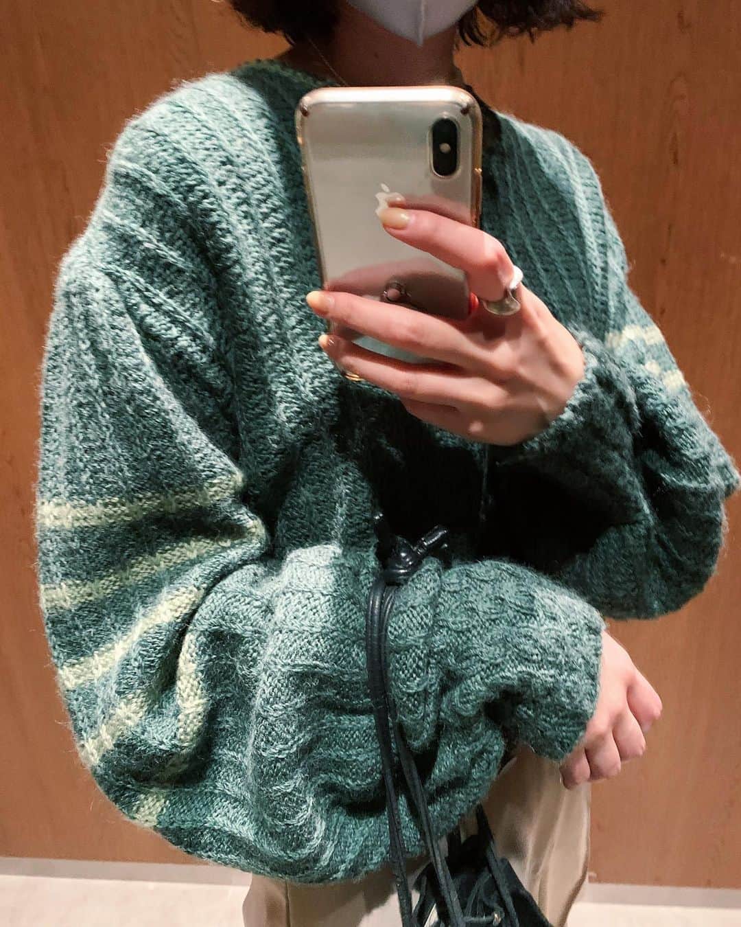 Shiho Sasakiのインスタグラム：「お気に入りの古着のknit着てた日💕 最近どうやら緑が好きな模様🐸 もうアウター無いと朝晩は寒いなぁ❄️ #休日」