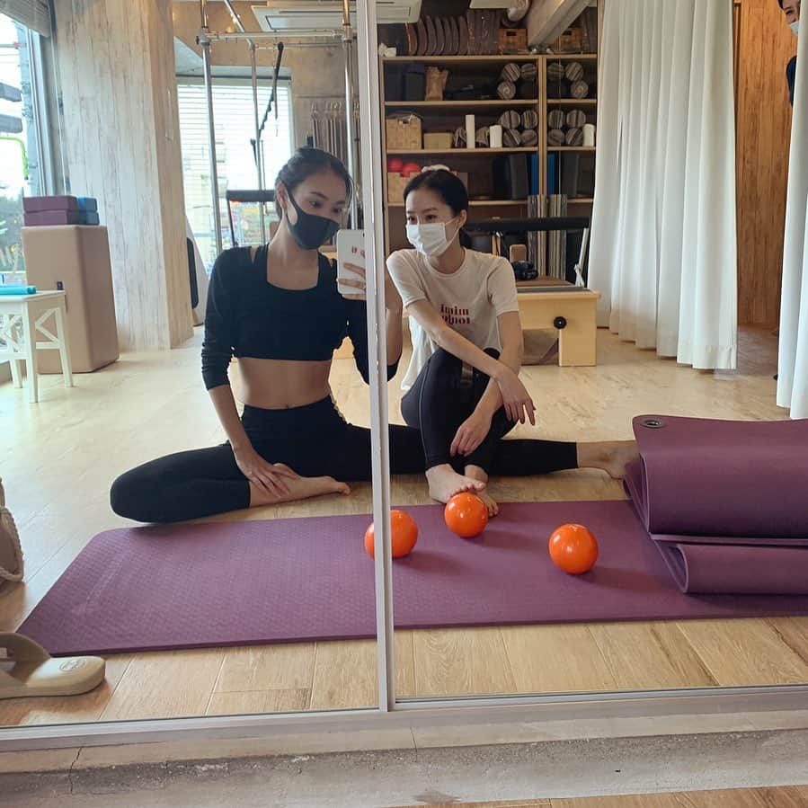 横川莉那のインスタグラム：「. 久々ペアレッスン♡ 集中し過ぎて1時間 あっという間に終わっちゃう🥲 . . #ピラティス #ペアレッスン #レッスン前のランチ食べ過ぎ」