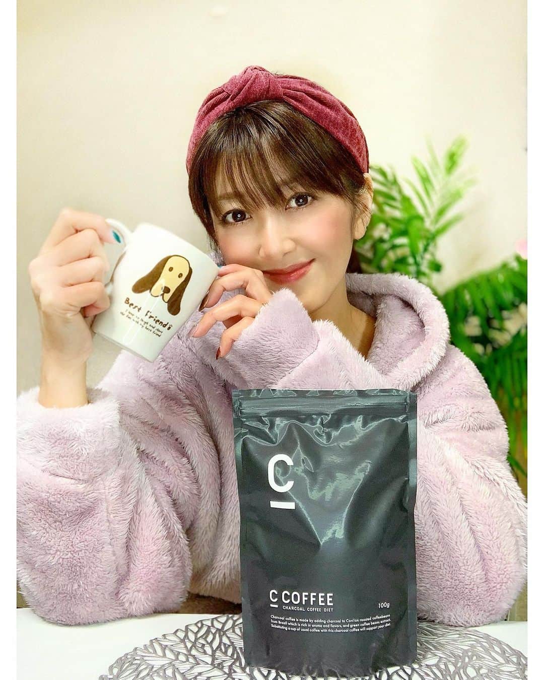 のインスタグラム：「☕💭💕  お家でリラックスタイム𖠚ᐝ 最近流行ってる @c_coffee_official  私も2袋目に突入です♡  コーヒーは大好きで毎日必ず 2杯以上は飲むんだけど いつものコーヒーを変えるだけで ダイエットのサポートをしてくれるの✨✨  このコーヒーは炭のパウダーが入っている チャコールコーヒーで炭の高い吸着力で 不要なものをデトックス♡  炭のほかにもエネルギー分解が早い MCTオイルや 水溶性食物繊維が入っているから 体に優しいんだよ☺✨  私はハチミツや豆乳入れて飲むのが 好きだよ♡ 美味しいから続けられる 気になる方は是非試してみてね☕💭💕  🔎🔍 https://mejshop.jp/c-coffee/  .  #チャコールコーヒー  #ダイエットコーヒー #コーヒーのある暮らし #炭 #MCTオイル #チャコールクレンズ #ダイエット #シーコーヒー #cコーヒー #c_coffee  #コーヒー#コーヒーのある暮らし #珈琲#お家カフェ #お家時間#おうちカフェ #おうち時間 #おうち時間を楽しむ #コーヒータイム#モーニング#ルーティン #健康#美容#リラックス ✩ ⋆ ✩ ⋆ ✩ ⋆ ✩ ⋆ ✩﻿ ⋆ ✩ ⋆ ✩﻿ 見て下さった方(*´︶`*)♡Thanks!☕💭💕」