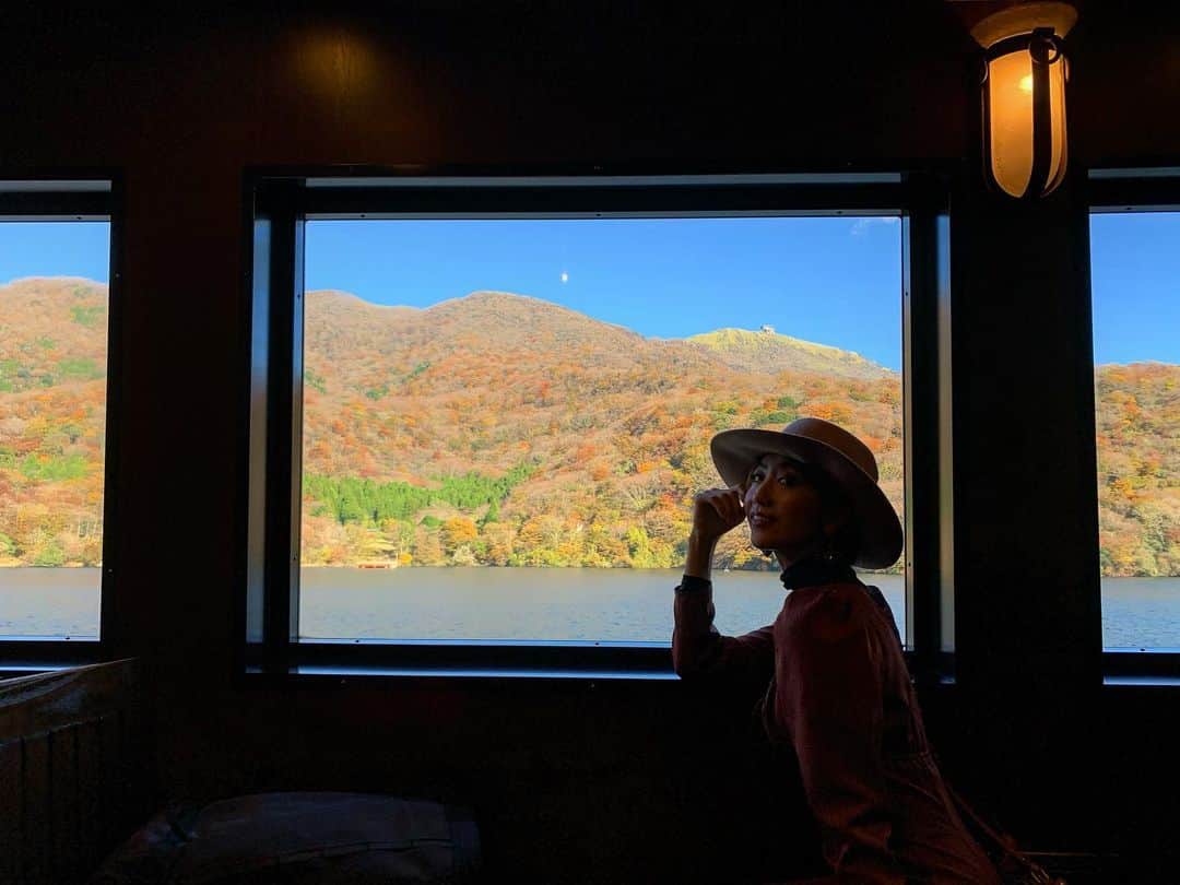 渡辺由布子さんのインスタグラム写真 - (渡辺由布子Instagram)「🍁⛴  箱根の紅葉は今が見頃♡  芦ノ湖遊覧船に乗って湖上から観光したのは初めて！  毎年のように箱根を訪れているはずなのに、移動手段を変えるだけで違った一面に出会えるから、旅はやめられないんだよね。  #おのぼりさん #箱根観光 #箱ぴた #紅葉狩り  #世界の車窓から  #富士山  #GoToキャンペーン  #GoToトラベラー  #GoToTravel #autumnleaves  #autumncolors  #catamaran #sailing #cruising  #MtFuji #tbt🔙📸   📍 #lakeAshi (#芦ノ湖 ) #Hakone (#箱根 ) #🇯🇵」12月5日 18時26分 - watanabe_yuko