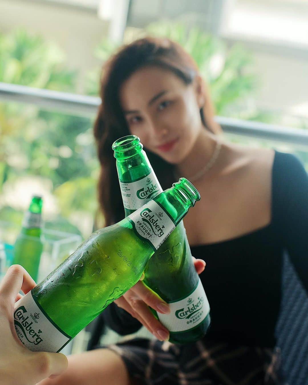 ソニアのインスタグラム：「[CONTEST] Carlsberg is giving away TWO incredible party kits (swipe to see) and you just need to:  1.  Follow @carlsbergsg  2. Tag a friend you want to party with & tell us how you’re throwing the Smoothest Home Party of the Year ✨  Most creative answers will win! Get on it now!  As for me? The one thing I hope for as 2020 draws to a close - that we wrap it up and transition smoothly to a fresh, brand new year!! 💚  I’m definitely throwing the smoothest home party ever with my closest friends and Carlsberg Smooth Draught as we celebrate love and friendship- the two things that have gotten us through a peculiar year! @carlsbergsg」