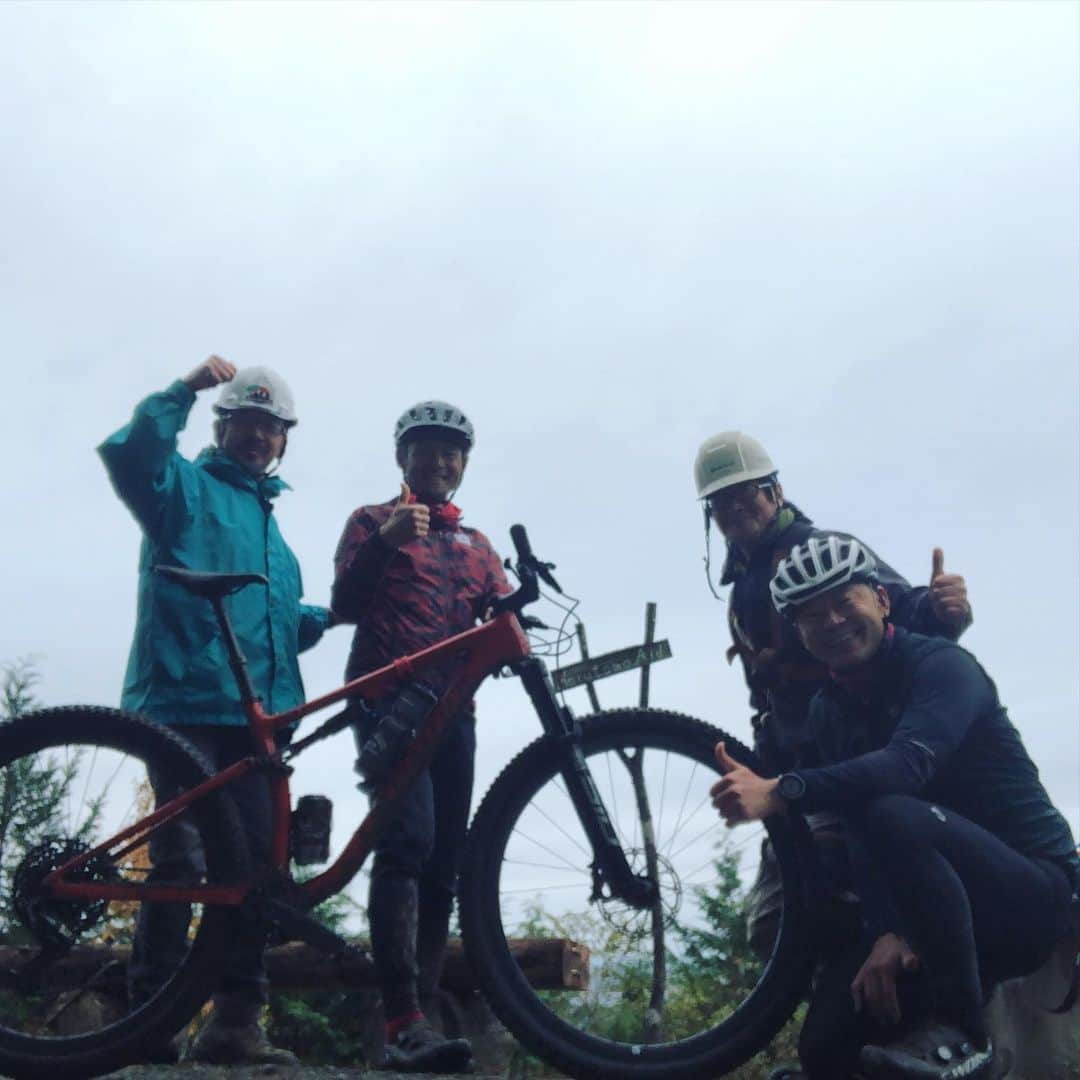 竹谷賢二さんのインスタグラム写真 - (竹谷賢二Instagram)「雨を避けて北上し #紅葉狩り #MTB トレイルツーリング、極寒なれど極上ライドを満喫！ 自然の中に昔の廃道、荒れているところを害獣拡大防止を兼ねて保守整備されている皆様の熱意と、安心信頼して楽しめる仲間と共に、これぞ #大人の休日 #エピックevo は初見の坂も岩も木の根もジャンプも余裕を持ってこなせ、膝と股関節、肘と肩関節を大きく使い荷重抜重をリズミカルに行うと、スイーンスイートと伸びるように進んでくれて #最高に楽しい 乗り味性能だ。 地元皆さんの熱意に応えて #再訪 決定！ #スペシャライズド #セイスカイ #スミス #ガーミン #エンデュアライフ」12月5日 18時39分 - tktakeyakenji