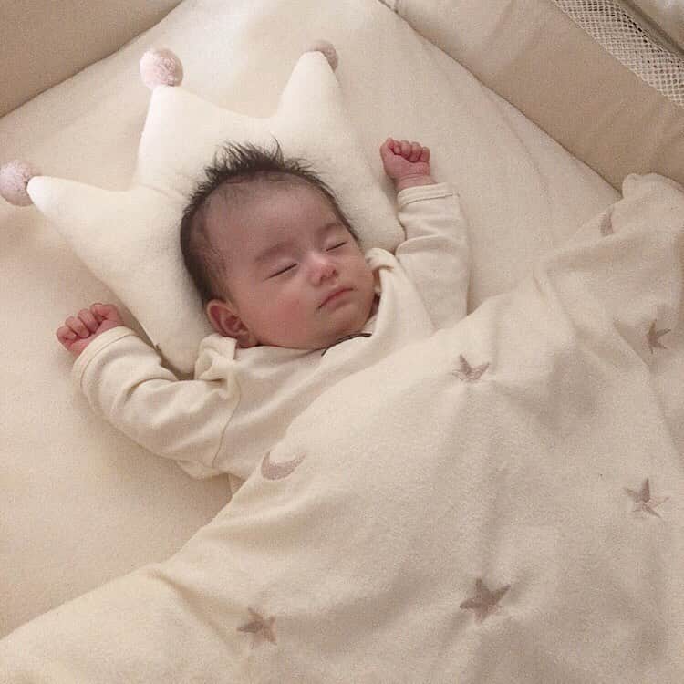 松尾 瞳のインスタグラム：「. 最近、夜の最長睡眠時間を 10時間40分に更新したおチビ👶🏻💤 無理に起こさなくていいとは言っても さすがに起床を促した、、🐏☁️笑 ほんとに生後２ヶ月なのか、、、  よく聞かれるベビー布団は @puppapupo_official のものです🐏💫」