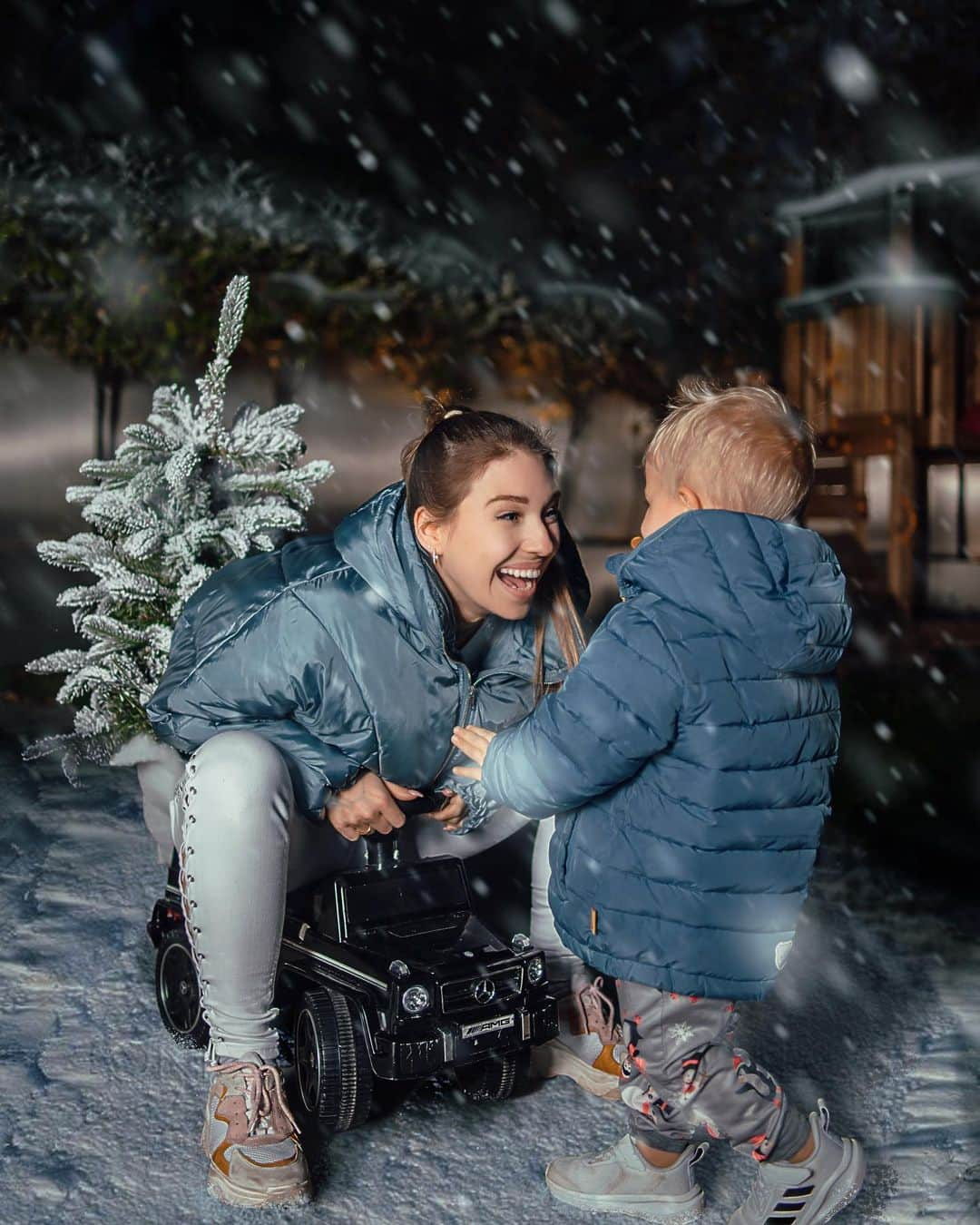 Bibiのインスタグラム：「Nanu - hat es da etwa geschneit?! 😜❄️ Haben Lio an sein Auto einen kleinen Tannenbaum befestigt 🌲& sind damit durch den Garten gedüst🙈」