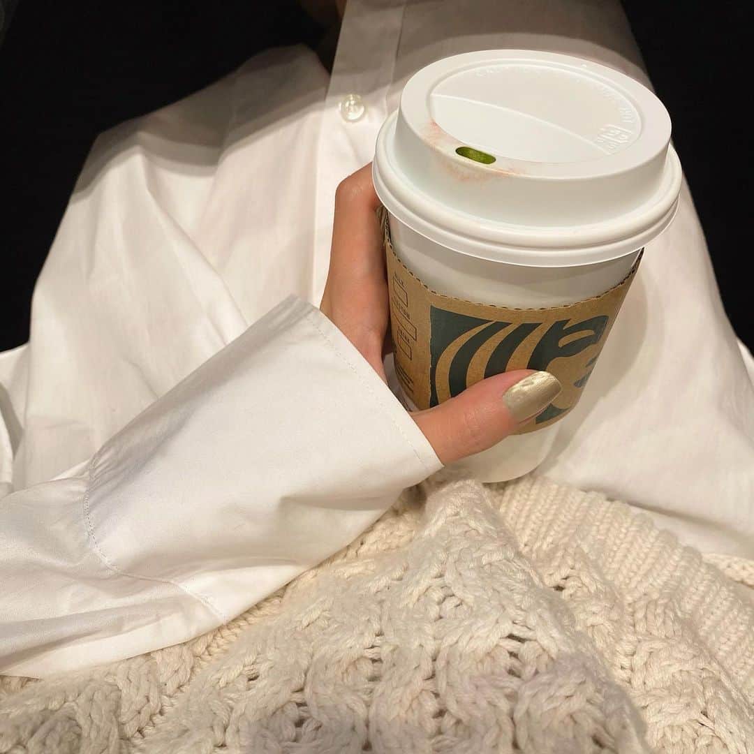 吉田佳菜のインスタグラム：「ㅤㅤㅤㅤㅤㅤㅤㅤㅤㅤㅤㅤㅤ ㅤㅤㅤㅤㅤㅤㅤㅤㅤㅤㅤㅤㅤ トールサイズにしたらクリスマスのカップじゃなかった🥺 でもこの時期いつもクリスマスソング流れてて嬉しい🥰🎄 ㅤㅤㅤㅤㅤㅤㅤㅤㅤㅤㅤㅤㅤ 抹茶のホワイトチョコのやつ美味しかったけど no.1はずっと揺るがずジンジャーブレッドラテ💛 ㅤㅤㅤㅤㅤㅤㅤㅤㅤㅤㅤㅤㅤ ㅤㅤㅤㅤㅤㅤㅤㅤㅤㅤㅤㅤㅤ #抹茶抹茶ホワイトチョコレートフラペチーノ  #starbucks #スターバックス ㅤㅤㅤㅤㅤㅤㅤㅤㅤㅤㅤㅤㅤ」