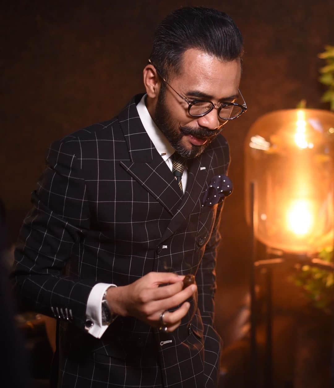 Wak Doyokのインスタグラム：「Dah makan ..? #TakPanaske #AkuYangPakaikoYangPanas #KodahKenapa #WdCigar #MegWak #WakDoyok #LegasiWakDoyok #WDLifeStyle #WakDoyokFC #BeardedGentlemen #Sedagher #MensWear #Fashion #MensFashionReview #StreetFashion #Dapper #Ootd #Style #MensFashionPost #TheMenClub #MenWithClass #Details #Sartorialist #Pittiuomo #Class #British #Usa」