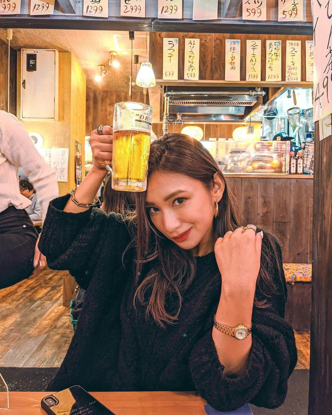 新井ニーニャさんのインスタグラム写真 - (新井ニーニャInstagram)「🖤﻿ ﻿ ﻿ 前に旦那さんとデート行った時の🍺✨﻿ ﻿ ﻿ ﻿ 私、夫婦仲が良い時が﻿ 全部うまく過ごせて人生が楽しくなる🥰﻿ (みんなそうか笑)﻿ ﻿ 喧嘩してたりギクシャクしてると﻿ ストレスが仕事や子育てにも﻿ 影響しちゃうタイプで😅﻿ なかなか切り替えられないの💦﻿ ﻿ 一度離婚してるし﻿ 私も改善しなくちゃいけない部分﻿ 沢山あるから沢山向き合って沢山考えて﻿ 沢山行動してみて﻿ ﻿ 旦那さんは身近な存在だけど﻿ 自分の所有物じゃない。﻿ ◯◯してほしいことを当たり前に﻿ 出来るわけじゃない。﻿ それは旦那さんも私に思う事で﻿ お互い人間だから噛み合わないことも出てくる。﻿ ﻿ でもそれをお互い受け入れて﻿ 結婚してから沢山のことを吸収するから﻿ 価値観も変わっていく。﻿ その中でも相手を想うのなら﻿ 思いやって、考えて、寄り添ってく。﻿ ﻿ 時代と共に変化が必要なのは﻿ ビジネスだけじゃなくて﻿ 人間関係もそうなんだろうなって。﻿ ﻿ ﻿ 最近思うこと☺️✨﻿ 2人の時間は沢山取れるわけじゃないから﻿ 2人の時間の時に相手が﻿ 心地よいと思ってもらえる﻿ 嫁であり妻でありたいと﻿ 思うのでありました😌﻿ ﻿ ﻿ ﻿ #独り言 #夫婦デート #夫婦関係 #夫婦喧嘩 #夫婦円満 #嫁とデート #妻とデート #旦那さん #結婚3年目」12月5日 18時47分 - 22nina77