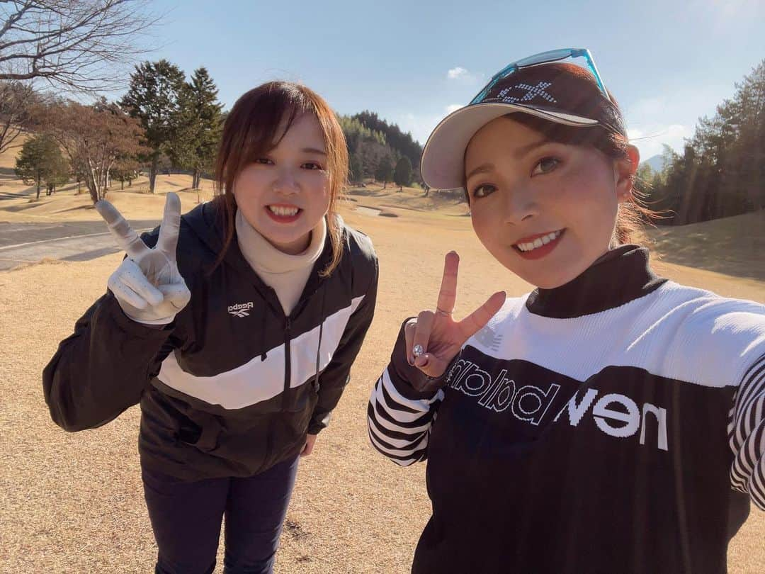 青木瀬令奈さんのインスタグラム写真 - (青木瀬令奈Instagram)「地元ゴルフ⛳️ #同級生　 地元の友達が ゴルフにハマっているというので 練習場に行くはずが 急遽数合わせで2人して ラウンドにお呼ばれしました🤣 #地元って恐ろしい　 #笑　 寒かったけど風もなくて とってもいい日でした🥰 ⛳️ 私はスウィング変えてから初ラウンド🌟 毎日練習してきたことが コースで打てたときは やはり嬉しいですね☺️🌸 ⛳️ お友達は4枚目動画のナイスショットから 見事にパーを取り最終ホールをしっかり 良い思い出で締めくくってくれました💓 ⛳️ 同世代の子達がゴルフを始めてくれるのは とっっても嬉しいですし 小学生の頃から知ってる子が 最近ゴルフを始めて 止まってるボールを打つ難しさや メンタルにかなり左右されること 頭を使うことの多さ そしてこれからも誰とでも生涯 ずーっとできる素晴らしい スポーツであることを 知ってくれて、 昔は一人でやってたけど 大人になってみんなでゴルフできるの 最高だなーーとしみじみ思います🥲💓 ⛳️ 地元のお友達の皆さん ゴルフ始めたらぜひ一報くださいね〜🤣 #loveandthanks  さき( @saki_b7 ) けんと( @_5533668 ) たいき( @taiki_ft.taiki ) ありがとう〜⛳️🌸 #地元　 #群馬　 #感謝」12月5日 18時42分 - serenaaoki_official