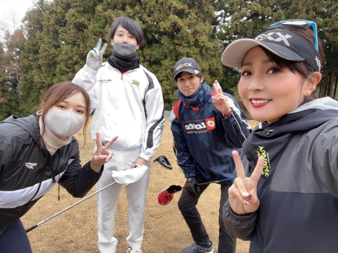 青木瀬令奈さんのインスタグラム写真 - (青木瀬令奈Instagram)「地元ゴルフ⛳️ #同級生　 地元の友達が ゴルフにハマっているというので 練習場に行くはずが 急遽数合わせで2人して ラウンドにお呼ばれしました🤣 #地元って恐ろしい　 #笑　 寒かったけど風もなくて とってもいい日でした🥰 ⛳️ 私はスウィング変えてから初ラウンド🌟 毎日練習してきたことが コースで打てたときは やはり嬉しいですね☺️🌸 ⛳️ お友達は4枚目動画のナイスショットから 見事にパーを取り最終ホールをしっかり 良い思い出で締めくくってくれました💓 ⛳️ 同世代の子達がゴルフを始めてくれるのは とっっても嬉しいですし 小学生の頃から知ってる子が 最近ゴルフを始めて 止まってるボールを打つ難しさや メンタルにかなり左右されること 頭を使うことの多さ そしてこれからも誰とでも生涯 ずーっとできる素晴らしい スポーツであることを 知ってくれて、 昔は一人でやってたけど 大人になってみんなでゴルフできるの 最高だなーーとしみじみ思います🥲💓 ⛳️ 地元のお友達の皆さん ゴルフ始めたらぜひ一報くださいね〜🤣 #loveandthanks  さき( @saki_b7 ) けんと( @_5533668 ) たいき( @taiki_ft.taiki ) ありがとう〜⛳️🌸 #地元　 #群馬　 #感謝」12月5日 18時42分 - serenaaoki_official