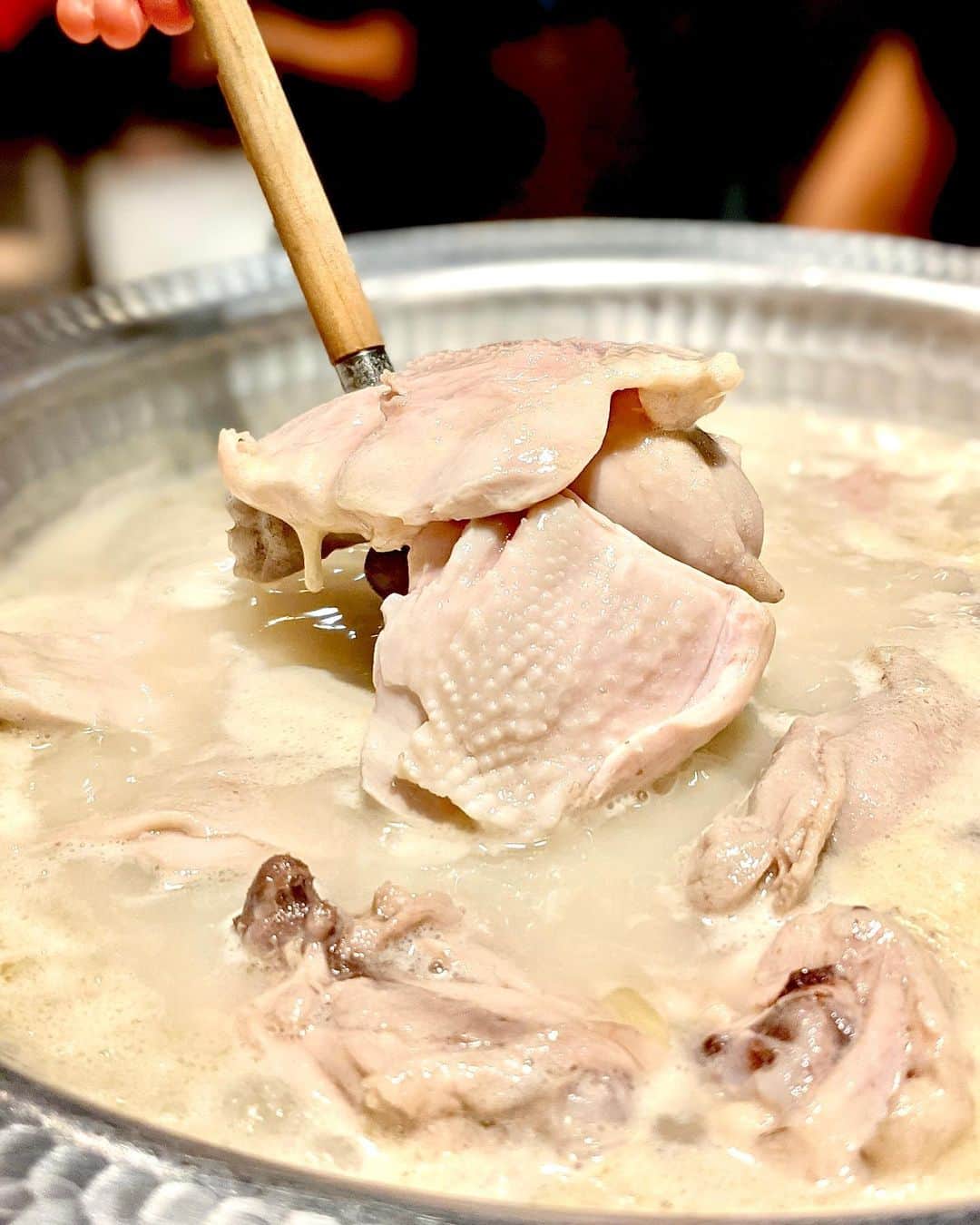 Li Tian の雑貨屋のインスタグラム：「Looking for a different kind of hotpot experience? try @torikin signature Mizutaki — a high collagen chicken soup which takes up to 8 hours to prepare fresh daily in the restaurant. It’s served in sequence, starting from the cup of broth— rich, creamy but tastes of barely any seasoning 🐔 👍 Salt, Yuzu chilli and spring onion are the only condiments ready at the side for you to add freely according to your preference. 🧂 🌶   Next it’s the Sakura chicken which are ladled into a clean bowl with ponzu vinegar. Meanwhile, the server will add fresh chicken balls and vegetables to the pot as the third course. End off the meal with either rice/noodles that will be cooked using the broth to make your porridge/ramen.   This Mizutaki is priced at $37 per pax. There’s also other side dishes such as Hakata Gyoza ($17), Flavored Egg with Uni and Ikura ($10) or the homemade tofu   🔈 Exclusive Promotion  Simply flash this IG post and to redeem a complimentary side dish- Toriten (tempura chicken) worth $15! *Valid till 31 Jan 2020   • • • #sgeats #singapore #local #best #delicious #food #igsg #sgig #exploresingapore #eat #sgfoodies #gourmet #yummy #yum #sgfood #foodsg #burpple #beautifulcuisines #bonappetit #instagood  #eatlocal #japanese #delicious #sgrestaurant #hotpot #日本料理 #sgpromo #mediainvite」