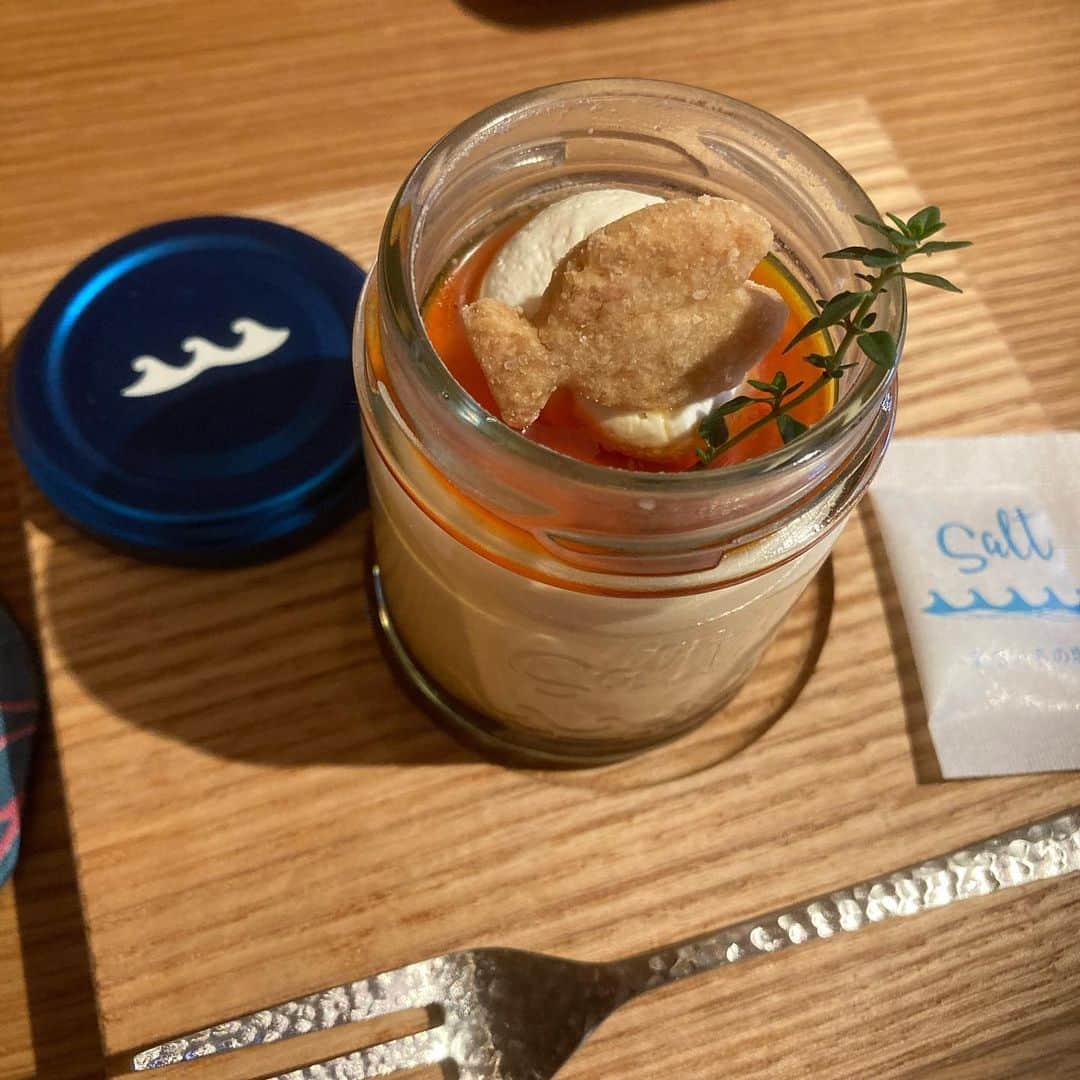 江川智晃さんのインスタグラム写真 - (江川智晃Instagram)「糸島　sumi cafe 塩をかけて食べるプリン🍮 大丈夫❓って思って食べたらめっちゃ美味い😋 コーヒーを飲めないのでカフェオレの牛乳多めでというわがままも聞いてもらいました！笑 最高の組み合わせでした✌️」12月5日 18時42分 - egatomo43