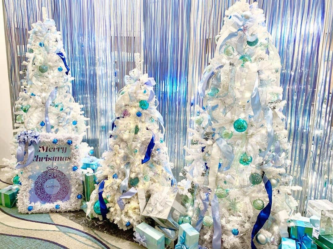 スパ ラクーア公式のインスタグラム：「. ／ クリスマスツリー飾ってます🎄 ＼ . スパ ラクーアでは12/25（金）まで、クリスマスイベントを開催中です。 エントランスでは、冬の雪を思わせる白いツリーが皆様をお迎えしています♪ . この１年がんばってきた自分へ贈るギフトにふさわしい、期間限定のエステ＆リラクゼーション･飲食メニューも各種ご用意しています。 ▼詳しくはこちら https://www.laqua.jp/topics/list/spa_2020Christmas/ . 今年のクリスマスはスパ ラクーアで、自分に“キレイ”を贈りませんか。 . #スパラクーア #スパ #ラクーア #天然温泉 #サウナ #岩盤浴 #リフレッシュ #クリスマス #クリスマスイベント #クリスマスツリー #ツリー」
