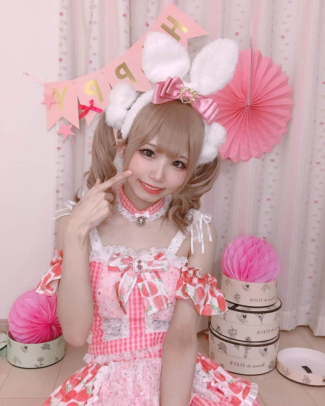 姫宮まほれさんのインスタグラム写真 - (姫宮まほれInstagram)「ストロベリーらびっと🍓🐰  衣装は自分でデザインして作ったよ🎀  カラコンはいつも フラワーアイズのアイリスブラウン💎  #コスプレ　#コスプレイヤー #ツインテール #ツインテールアレンジ #フラワーアイズ #いちご🍓  #アイドル衣装 #リボン好き  #costume #japanesecosplayer  #cosplaygirls   #角色扮演　#撮影会モデル #패션  #셀피　#粉我　 #性感內衣　#自撮り女子#コスプレイヤーさんと繋がりたい #フォロー希望#自作衣装#オリジナルコスプレ #うさみみ#コンカフェキャスト#インスタグラビア  #インスタグラマー #可愛いもの好きな人と繋がりたい」12月5日 18時44分 - mahore07