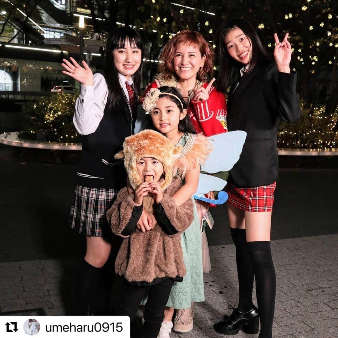 横沢ローラのインスタグラム：「なんと！小さなトロルのクリスマスで振り付けしてくれていた2人をさがしてたら見つけた！！ 今、渋谷駅前、観光案内所でもミュージックビデオダイジェストが流れてます2人が映ってるはずですー！ 本当に可愛いダンスだった、みんな楽しそうに踊ってて混ざりたかったけど、絶対おどれん。  クリスマスキャロル、横沢プロフィールから聴けます！ @laurayokozawa   そして、このクリスマスキャロルからも演奏するコンサートは12/23、 同じくプロフィールから予約可能。  #朝比奈けい #小さなトロルのクリスマス #shibuyachristmascarols #渋谷発のクリスマスソング #シブヤクリスマスキャロル #クリスマスプレゼント #無料のクリスマスカード配布」