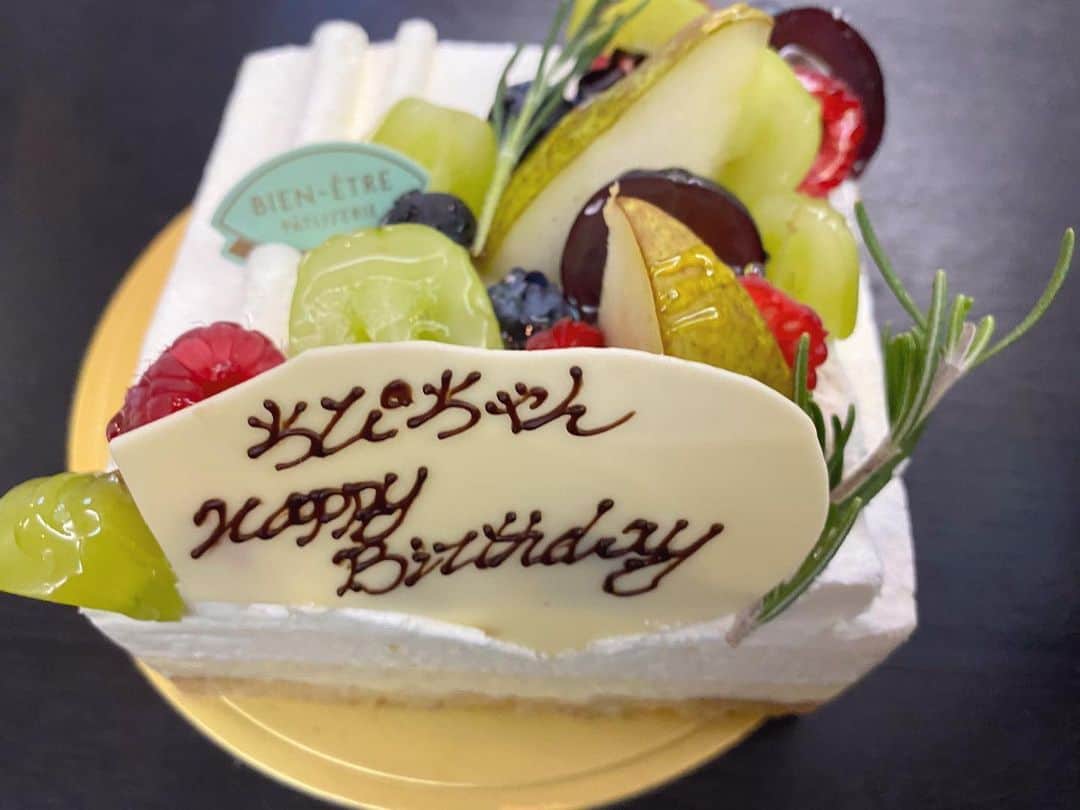近藤千尋のインスタグラム：「撮影のあと、しまむら撮影チームに お祝いして頂きました😭💓 着物を着て撮影は ピシッとした気分になりました。笑 ありがとうございました😭❤️  12月、ぷくぷく太りそうだな🐷笑  クリスマスケーキ、 皆さんは何味派⁉️💜 そろそろ頼まないと~🎅🎄✨」