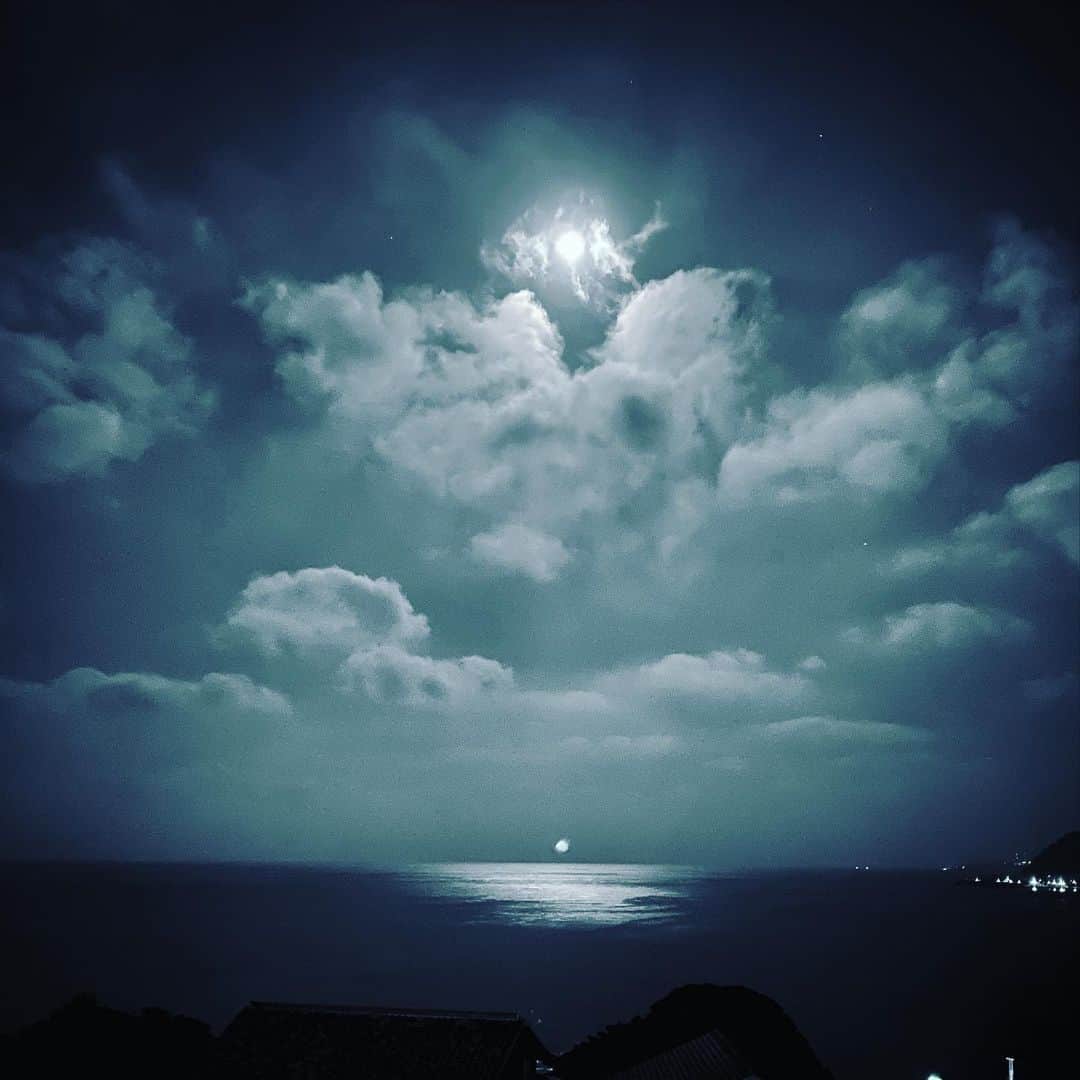 珠洲春希さんのインスタグラム写真 - (珠洲春希Instagram)「月に照らされて海面が輝く景色。 あまりに絵本みたいで・・・ 携帯のカメラの感度のせいなのですが、夜だからか凄く明るく写ってしまったので、加工で暗くはしてみたのですが、 この雲の具合など、、加工なしです🌕  綺麗✨✨✨✨」12月5日 18時57分 - harukisuzu54