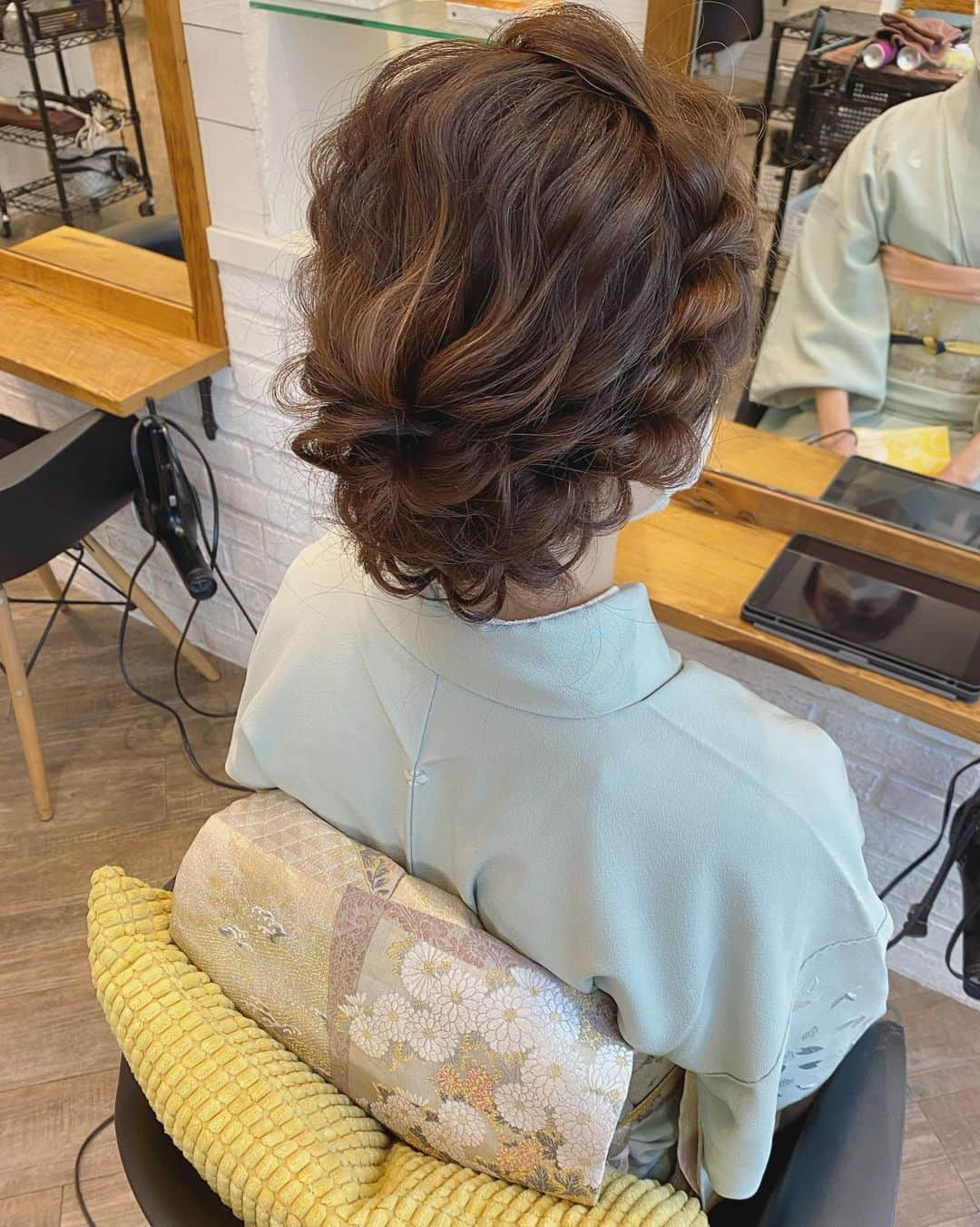 金子真由美さんのインスタグラム写真 - (金子真由美Instagram)「* hair arrange * 七五三の家族写真用✨ * 結婚式のヘアメイクを担当させていただいたお客様😊 月日が流れ、お子様の七五三のヘアをやらせていただく日がくるなんて感慨深いです👏 * #かねこアレンジ #ヘアアレンジ #結婚式 #ブライダルヘア #パーティーヘア #プレ花嫁 #アレンジ #結婚パーティ #結婚式 #結婚式ヘアアレンジ #結婚式ヘアセット #七五三ママ #七五三ヘア #着物ヘア」12月5日 18時53分 - kanekomayumi12