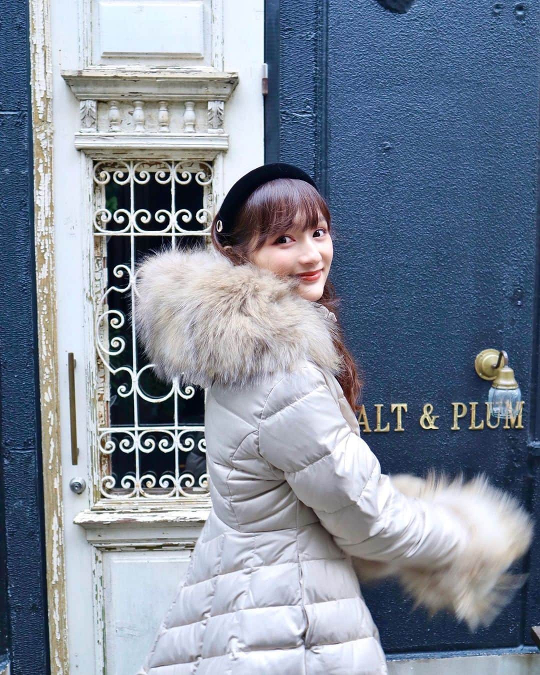 加藤瑠美さんのインスタグラム写真 - (加藤瑠美Instagram)「気付けば12月🎅🎄✨ 大好きなクリスマスシーズンですが、まだツリーもイルミネーションも見られていません🥺  息子が生まれてからというもの毎日があっという間すぎて、今日久しぶりに外に出たらとーっても寒かった⛄️❄️  届いたばかりのアウターが早速活躍してくれています🤍 ワンピースのようなふんわりしたデザインで、ダウンなのに可愛すぎるの🦙💛  headband @chapeaud_o #chapeaudo  outer @eimyistoire_official #eimyistoire  #coordinate#ootd#Japanese#japanesegirl#instafashion#rubi_fashion#男の子ママ#新米ママ#新作#冬服#ニット#오오티디#아웃핏#カチューシャ#ダウンコート#ダウン#エイミーイストワール」12月5日 18時55分 - katorubi