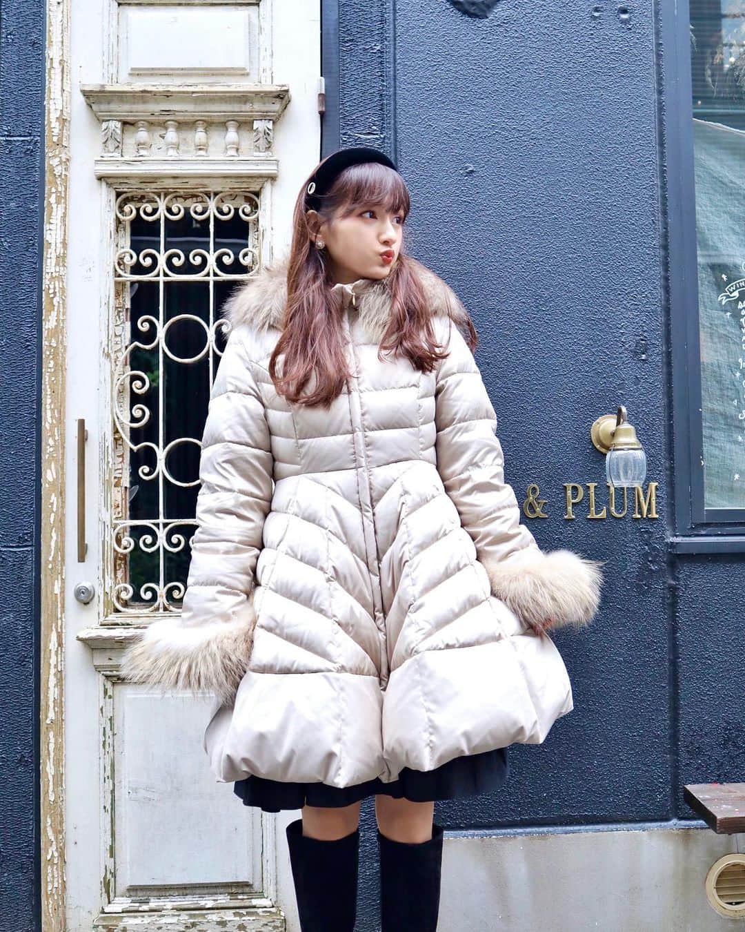 加藤瑠美さんのインスタグラム写真 - (加藤瑠美Instagram)「気付けば12月🎅🎄✨ 大好きなクリスマスシーズンですが、まだツリーもイルミネーションも見られていません🥺  息子が生まれてからというもの毎日があっという間すぎて、今日久しぶりに外に出たらとーっても寒かった⛄️❄️  届いたばかりのアウターが早速活躍してくれています🤍 ワンピースのようなふんわりしたデザインで、ダウンなのに可愛すぎるの🦙💛  headband @chapeaud_o #chapeaudo  outer @eimyistoire_official #eimyistoire  #coordinate#ootd#Japanese#japanesegirl#instafashion#rubi_fashion#男の子ママ#新米ママ#新作#冬服#ニット#오오티디#아웃핏#カチューシャ#ダウンコート#ダウン#エイミーイストワール」12月5日 18時55分 - katorubi