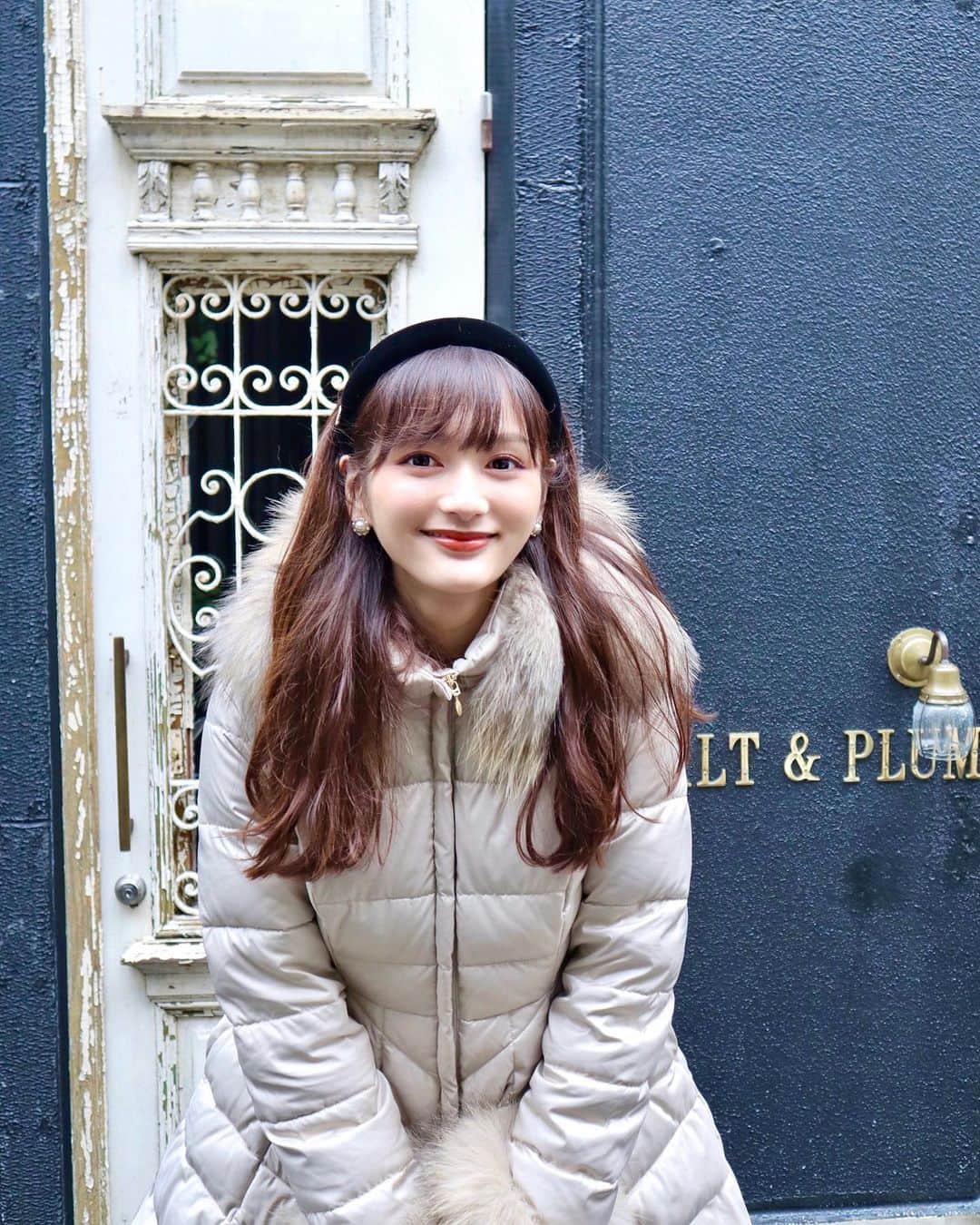 加藤瑠美さんのインスタグラム写真 - (加藤瑠美Instagram)「気付けば12月🎅🎄✨ 大好きなクリスマスシーズンですが、まだツリーもイルミネーションも見られていません🥺  息子が生まれてからというもの毎日があっという間すぎて、今日久しぶりに外に出たらとーっても寒かった⛄️❄️  届いたばかりのアウターが早速活躍してくれています🤍 ワンピースのようなふんわりしたデザインで、ダウンなのに可愛すぎるの🦙💛  headband @chapeaud_o #chapeaudo  outer @eimyistoire_official #eimyistoire  #coordinate#ootd#Japanese#japanesegirl#instafashion#rubi_fashion#男の子ママ#新米ママ#新作#冬服#ニット#오오티디#아웃핏#カチューシャ#ダウンコート#ダウン#エイミーイストワール」12月5日 18時55分 - katorubi
