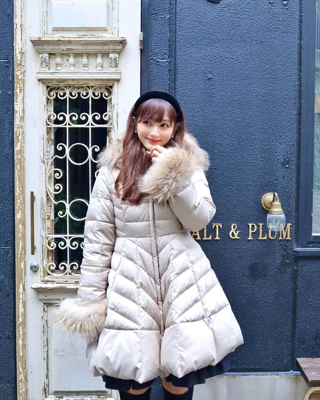 のインスタグラム：「気付けば12月🎅🎄✨ 大好きなクリスマスシーズンですが、まだツリーもイルミネーションも見られていません🥺  息子が生まれてからというもの毎日があっという間すぎて、今日久しぶりに外に出たらとーっても寒かった⛄️❄️  届いたばかりのアウターが早速活躍してくれています🤍 ワンピースのようなふんわりしたデザインで、ダウンなのに可愛すぎるの🦙💛  headband @chapeaud_o #chapeaudo  outer @eimyistoire_official #eimyistoire  #coordinate#ootd#Japanese#japanesegirl#instafashion#rubi_fashion#男の子ママ#新米ママ#新作#冬服#ニット#오오티디#아웃핏#カチューシャ#ダウンコート#ダウン#エイミーイストワール」