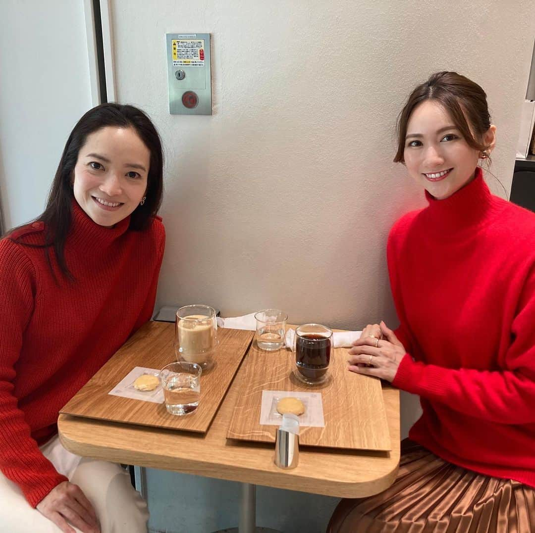 Sasaki Erikaさんのインスタグラム写真 - (Sasaki ErikaInstagram)「. 美肌の持ち主のオススメよりも説得力のある情報なんて﻿ 多分この世に無いと思う笑﻿ ﻿ ﻿ 昨日は美しき人生の先輩😍﻿ ﻿ ショップチャンネルで活躍中のゲスト﻿ 朋美さんとランチしてきました❤️﻿ ﻿ ﻿ 毎回会うたびに感動するほどの美肌の持ち主で﻿ 昨日も会う前からワクワクが止まらない😍﻿ ﻿ ﻿ ウィンドウショッピングしましたが﻿ コスメにも凄く詳しくて色々教えてもらいました。﻿ ﻿ ﻿ ﻿ コスメキッチンでfemmeが欲しくて﻿ クリームを買おうとしていたら﻿ ﻿ 『シートマスクも凄いよかったよ！』﻿ ﻿ と、オデコを輝かせて話す﻿ 朋美さんの肌に目を奪われマスクも購入😍﻿ ﻿ ﻿ ﻿ 朋美さんオススメのファンデーションのサンプルも﻿ しっかりもらって帰宅。﻿ ﻿ ﻿ またレポしますね❤️﻿ ﻿ ﻿ ﻿ ハッキリ物を言う系の美人姉御的存在﻿ 朋美さんとの楽しい時間でした✨﻿ ﻿ ﻿ ﻿ ﻿ ﻿ ﻿ ﻿ ﻿ #美女ランチ #美人ママ #美女友 #美女友達 #美容垢 #美肌になりたい #美容好きな人 #美容好き集まれ」12月5日 18時57分 - sasaeri_erikasasakura