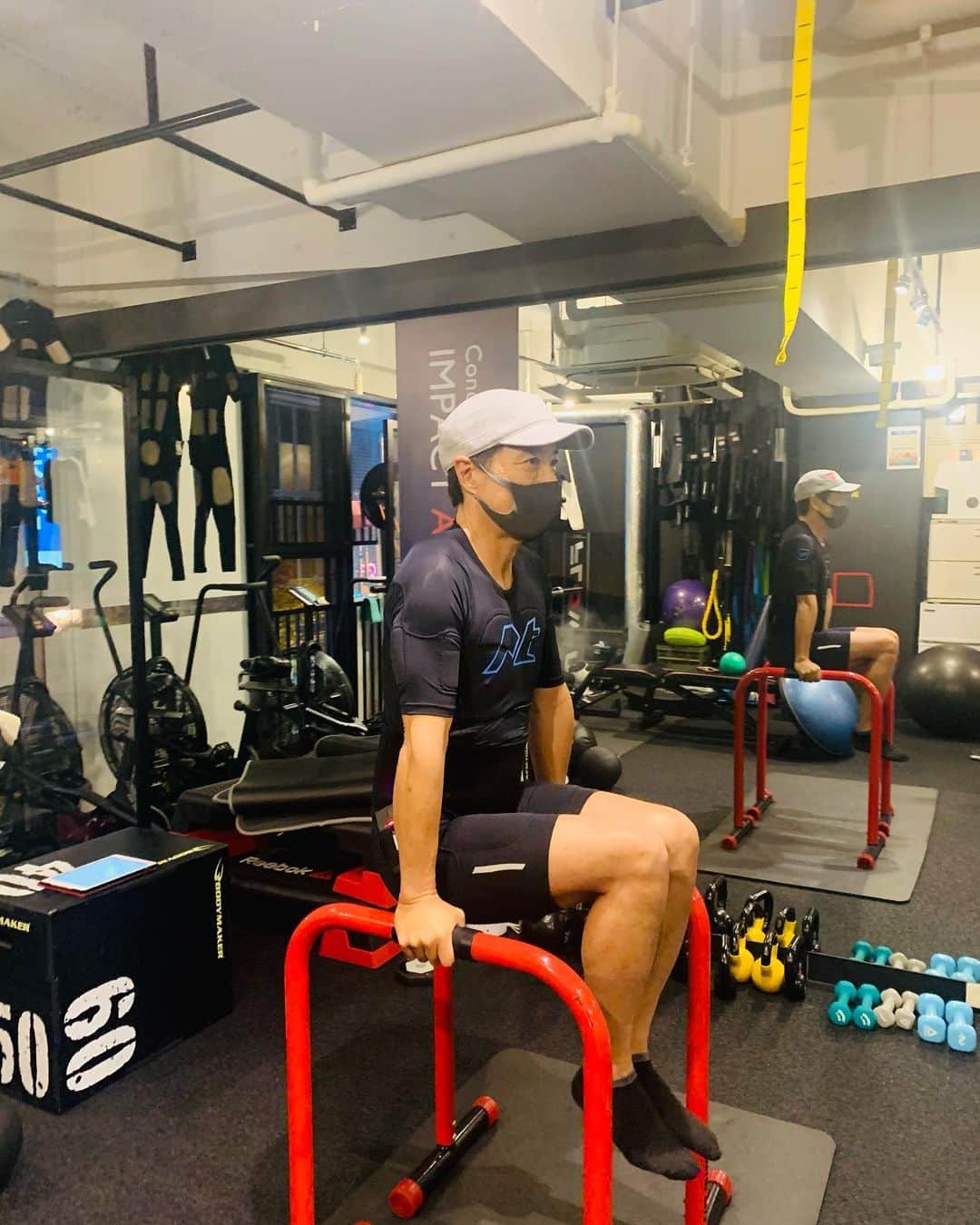 黒田アーサーのインスタグラム：「今日は久しぶりに天沼知恵子プロEMSパーソナルトレーニング「インパクトボディ」に行ってー来ました💦😊✌️今日も追い込みが心地よいです😉👍ただ明日の筋肉痛が怖い（笑） #天沼知恵子プロ  #emsパーソナルトレーニング  #インパクトボディ麻布十番  #下半身のバランス向上  #以前よりパワーアップ  #今日は上半身筋トレ  #筋肉ぷるった  #ゴルフスイング  #トレーニングメニュー」