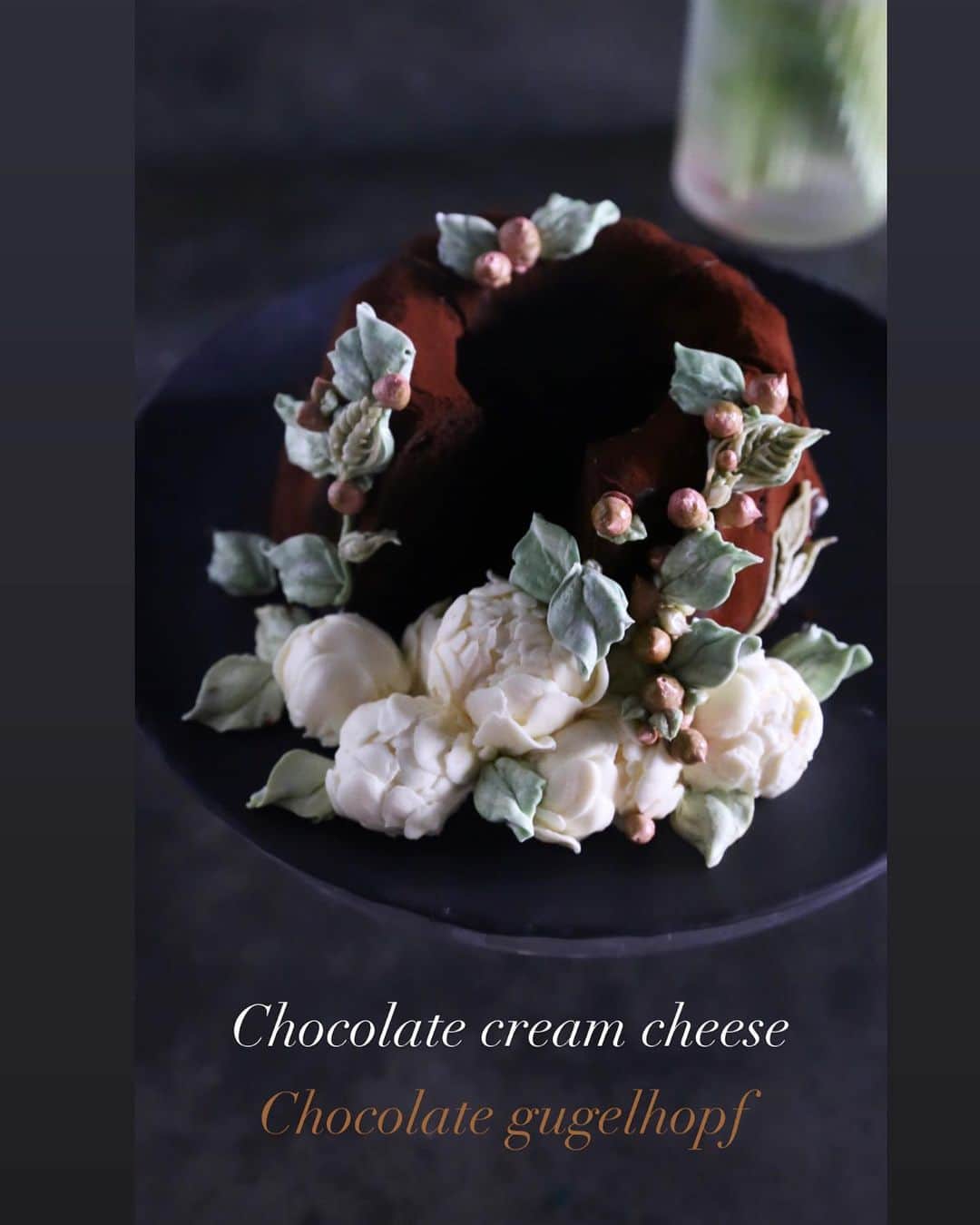 청담 수케이크 (atelier soo)さんのインスタグラム写真 - (청담 수케이크 (atelier soo)Instagram)「ㅡ Chocolate gugelhopf 진한초콜릿 구겔호프  특별히.초콜릿크림치즈.꽃들과함께 ☕️ ㅡ #flower #cake #flowercake #partycake #birthday #weddingcake #buttercreamcake #buttercream #구겔호프케이크  ㅡ www.soocake.com vkscl_energy@naver.com」12月5日 19時00分 - soocake_ully