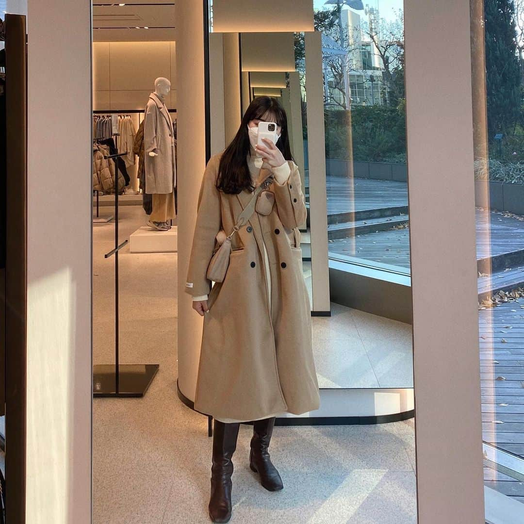 河﨑莉奈さんのインスタグラム写真 - (河﨑莉奈Instagram)「베이지룩🐕🤎  knit one-piece♡ @amilully_official  coat♡ @amilully_official  bag♡ @prada」12月5日 19時03分 - rinya5588