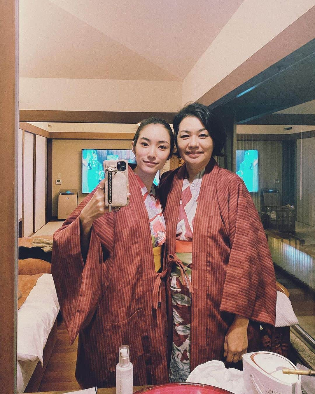 吉田沙世さんのインスタグラム写真 - (吉田沙世Instagram)「母を連れて箱根旅行♨️  大好きなおはぎを持って湯本にある「箱根 花紋」へ一泊。美味しいご飯と源泉露天風呂で心身を癒して、箱根神社へお参り👘  忙しくなる年末に向け 親子でのんびり。良い思い出できました🍁 こういう時間もっと大切にしていきたいな #箱根花紋 #箱根 #Hakone」12月5日 19時03分 - sayobaby