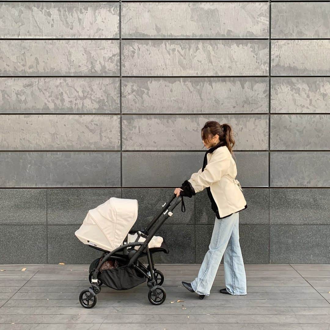 Yumaikaのインスタグラム：「天気が良かった日のお散歩✨ リフレッシュが大切🌿  娘とベビーカーともリンクコーデしちゃった日🤣  ベビーカーは @bugaboostrollers  bee 6 にしたよ🤍 フレッシュホワイトの色味に一目惚れ🐻‍❄️」