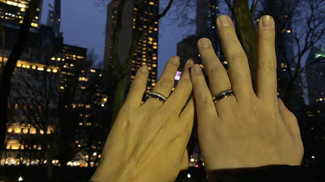 キム・ジュニさんのインスタグラム写真 - (キム・ジュニInstagram)「일년전 뉴욕 그곳에 가는일이 쉽지 않을거라는걸 그땐 알지 못했어 그치?  우리의 첫 해외여행이였고 가장 낭만적인 순간의 당신의 프로포즈 평생 잊을수 없는 그때 그곳의 당신과 나.   그때보다 우리의 사랑은 훨씬 더 깊어졌고 너무 아름다웠고 소중했던 그때 그시간을 평생 이렇게 추억을 꺼내보며 우린 함께 늙어가게 될꺼야.   나에게 청혼해줘서 고마와 그리고 어제보다 나를 더 사랑해줘서 고마와  그리운 그곳에 우리 언젠가는 다시 갈수 있기를  2019년 12월 잊을수 없는 추억의 그날_  비오던 뉴욕 센트럴파크 에서의 우리  Will you marry me? Yes,yes,yes,yes!!!  #AIWIY🖤」12月5日 19時06分 - evajunie
