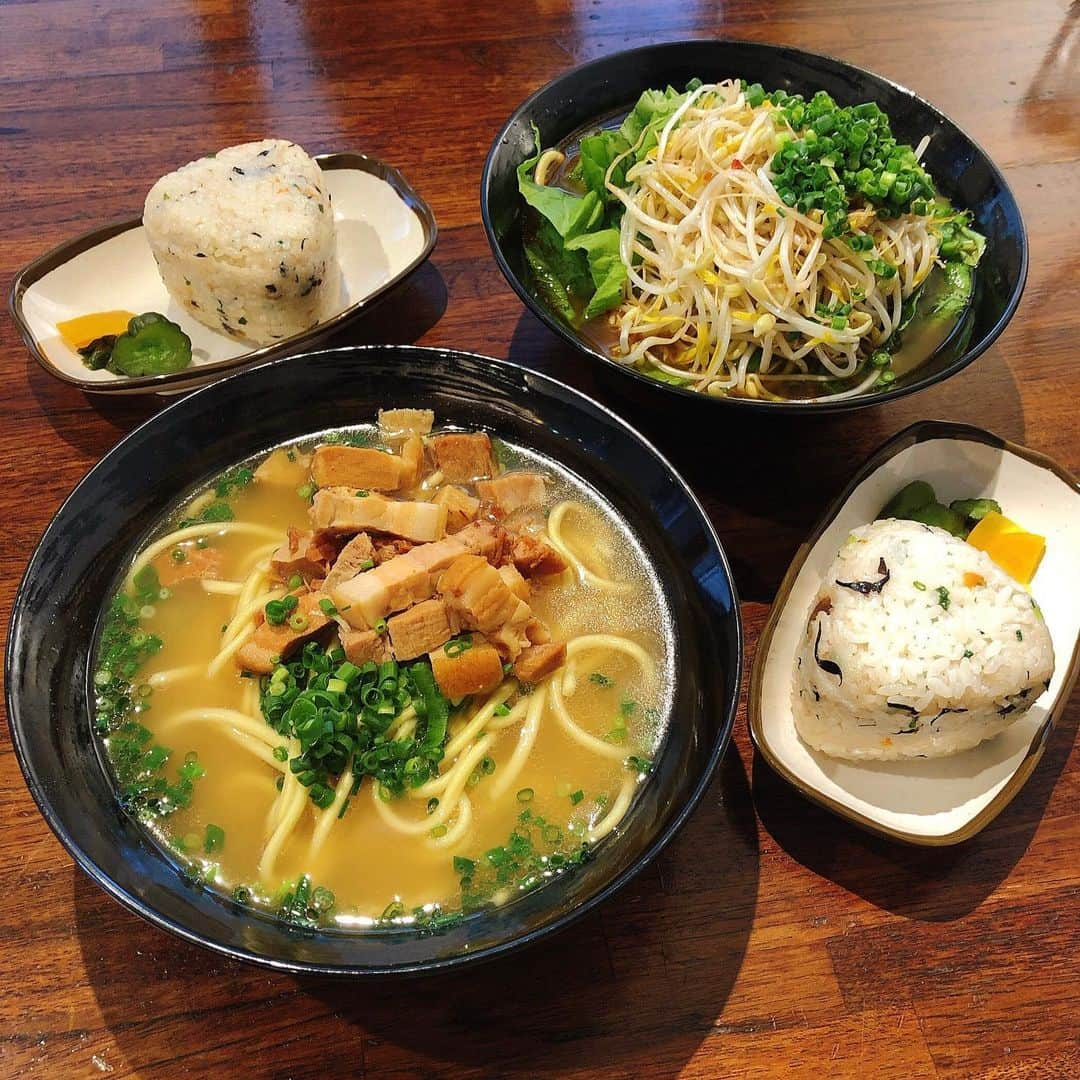 天野ゆうかのインスタグラム：「〜 石垣島グルメ情報 🌺〜 . . 石垣島ご当地グルメ＋高評価のお店 🎖 . ①平良商店 ( 八重山そば )  島民の皆さんの人気ランキング１位🥇 受賞歴もある新感覚の八重山そば屋さん🍜！ お店の中はカフェっぽくてオシャレな感じ◎  手前が八重山そば、奥がお店一押しの辛味噌野菜そば🥢 カツオ出汁＋豚骨スープの塩梅が最高で、 あっさりしながらもしっかりとしたコクと旨み◎ お肉も柔らかくて、野菜もたっぷり🥬 お値段も安くてほんまに美味しかった🤤♡ ＋100円で大きなジューシーも付けれて お腹いっぱい大満足でした🤰🏻💯 . . ②さよこの店 ( サーターアンダギー )  こちらも石垣島No.1と言われてる 手作りサーターアンダギーのお店🥇 出来上がりの時間が味によって違うけど、種類が豊富で 私が行った時には＋カボチャ🎃があったよ〜 小ぶりで一つ70円👛 噂通り次から次へとお客さんが来てて 美味しくて行列のできる有名店やから、 石垣島に行ったら是非食べてみてほしい🙈◎ . . ③八重山ゲンキ乳業のゲンキカフェ  石垣島のスーパーやコンビニで必ず目にする いわゆる、ご当地ブランドさんです🐄🥛 ゲンキクールってゆう乳酸菌飲料がメジャーやけど、 車で飲む用にゲンキカフェ(コーヒー牛乳)をチョイス☕️ 黒糖を使ってるから個人的にコーヒーより 黒糖の味が強めやなって感じたかな〜 タピオカはティーでしか飲んだこと無いけど、 きっとコーヒーと飲んだらこんな味なんやろなって🧋 あっさりやけど甘めやから甘党さんにはいいかも ✔︎ . . ④七人本舗 ( マリヤシェイク )  石垣島離島ターミナル内にある名物シェイク！ お店の名前は"ななぴぃとほんぽ"って読みます🙋🏻‍♀️ 味はプレーン、コーヒー、チャイ、泡盛で サイズは３種類、トッピングは４種類できたかな？🍫🥭 左がプレーンで右がコーヒー🥤 噂通りミルクが濃厚でめちゃくちゃ美味しかった！ これはターミナル行ったら絶対飲んでほしいやつ🥰 . . . #グルメレポ #石垣島 #石垣島旅行 #沖縄 #沖縄旅行 #沖縄グルメ #石垣島グルメ #ご当地グルメ #ご当地名物 #グルメスタグラム #グルメ女子 #グルメ部 #グルメ巡り #グルメ旅 #平良商店 #八重山そば #さよこの店 #サーターアンダギー #ゲンキクール #マリヤシェイク #石垣島観光 #離島ターミナル #石垣島の思い出 #okinawa #ishigaki #ishigakiisland #trip #🌺」