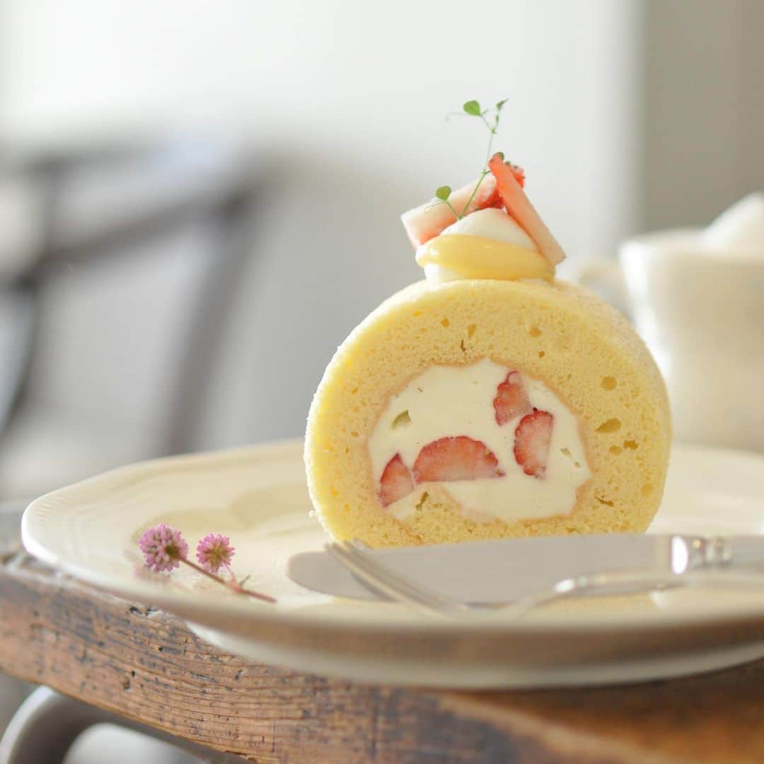 masayoさんのインスタグラム写真 - (masayoInstagram)「2020.12.5 + ・ @natsu_sora_cafe  さんで パフェを食べたとき ロールケーキも 食べてました❤︎ ・ いちごのロールケーキ 美味しかったなぁ♪ ・ #夏空#名古屋カフェ #八事カフェ#ロールケーキ #カフェ#cafe#rollcake #sweets#instagram #nagoya」12月5日 19時11分 - masayo_san