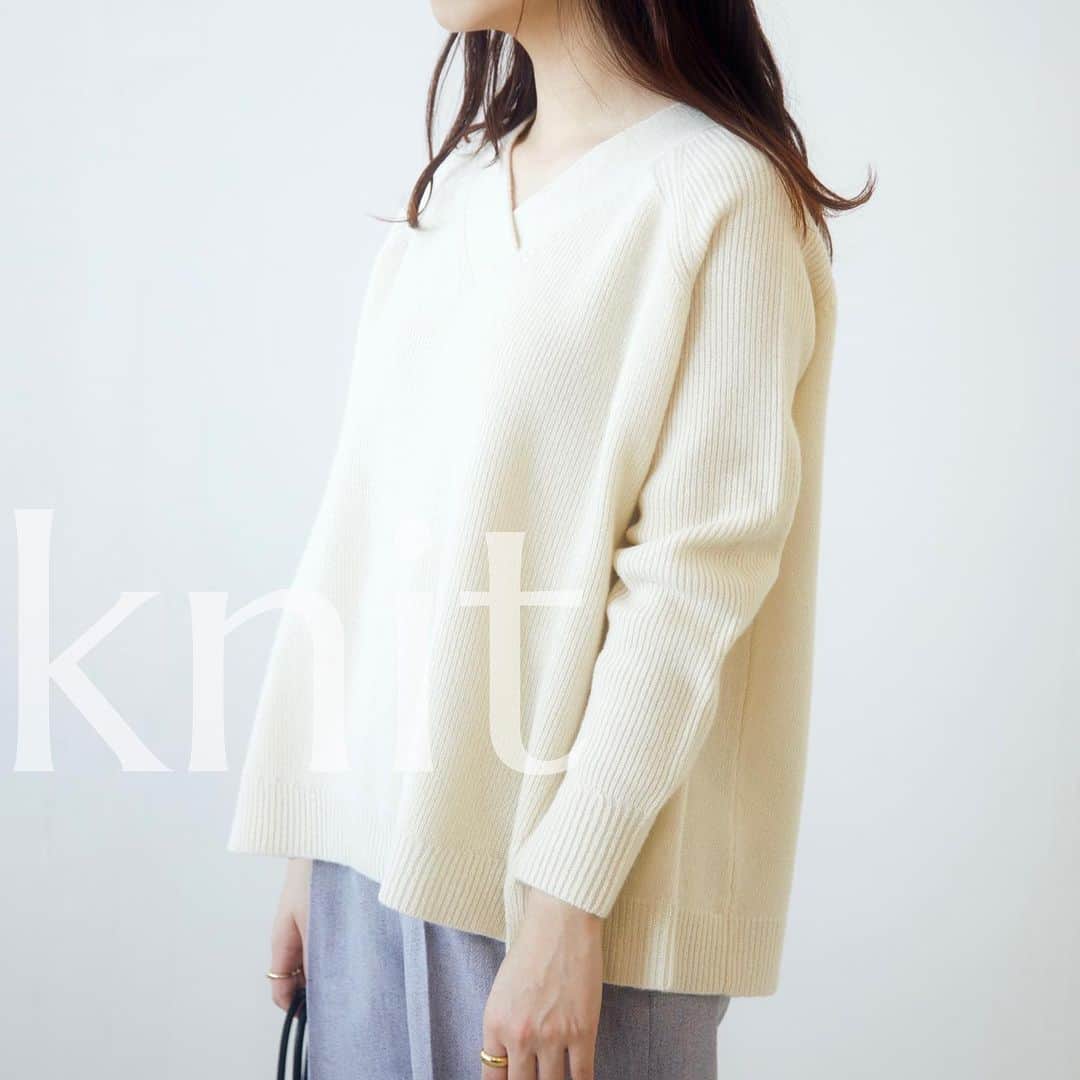 INDIVIのインスタグラム：「- knit style -﻿ ﻿ ﻿ カシミヤ混の良質でふんわりとしたVネックニット。﻿ Vネックと、ボクシーなシルエットが特徴。﻿ 深みのあるカラー展開で、より大人な雰囲気でお召しいただけます！﻿ ﻿ ﻿ ✴︎knit.¥17,050(税込)﻿ ✴︎no.127-19464﻿ ﻿ ✴︎pants.¥19,250(税込)﻿ ✴︎no.127-69061﻿ ﻿ ﻿ #INDIVI﻿ #インディヴィ」