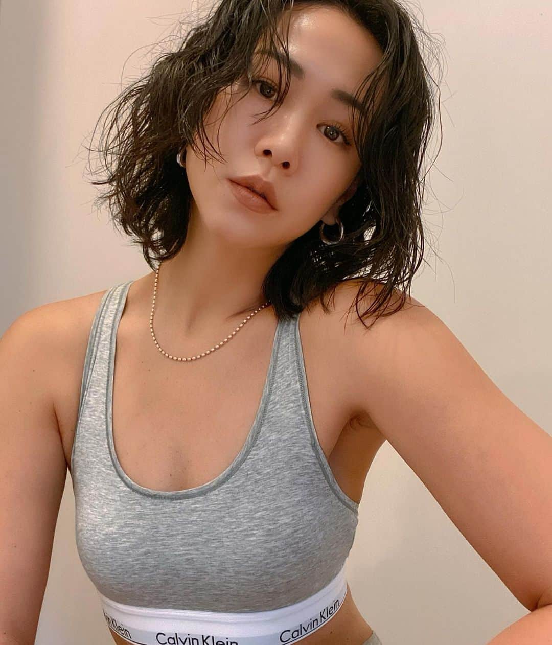 須田朱音のインスタグラム：「𝑯𝑨𝑹𝑰𝑪𝑪𝑯𝑰﻿ ﻿ ﻿ 肌質改善強化中のわたくし。﻿ ﻿ ﻿ ずっとずっと気になってた、﻿ ﻿ @nakameguro_haricchi さんへ通院中🧚🏼﻿ ﻿ ﻿ ﻿ ﻿ 初めから5回はコンスタントに、﻿ ﻿ 次の5回通った頃には肌質がかわるのを﻿ ﻿ 実感出来るとのことなので、﻿ ﻿ 毎回わくわくしながら通ってます。﻿ ﻿ ﻿ だって、代表の @kawabenao 奈穂さんも﻿ 私の担当 @haricchi_kobayashi 小林さんも﻿ ﻿ 透き通るようなお肌で﻿ ﻿ もちもち・つやつやなんですもーん✨﻿ ﻿ ﻿ 私は毎回、女優鍼コースに﻿ ﻿ 特に気になる顎下に鍼を追加してます。﻿ ﻿ ﻿ 脈や舌で体調を見てから、﻿ ﻿ 足元・お腹にも鍼をしてもらい﻿ ﻿ 私は首凝りが酷いので、﻿ ﻿ 首にも鍼してもらってます。﻿ ﻿ ﻿ 仕上げのハリッチ美容液も﻿ ﻿ 1日中つやつやしっとりでスキ♡﻿ ﻿ #hariccii #ハリッチ #女優鍼コース﻿ #リフトアップ #くすみ #毛穴 #肌質改善 ﻿ ﻿ ﻿」