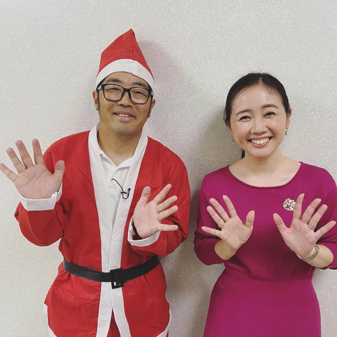 のインスタグラム：「🏀 あす放送のチバテレ「AKB48チーム8のKANTO白書 バッチこーい！」にお邪魔させてもらいました。 収録後、久々に声枯れてました。大はりきりした結果です…😅  初めて参加させてもらいましたが、 収録中はAKB48チーム8の皆さんの真っ直ぐさにハートを掴まれっぱなしでした。 同じモニターに映る自分からは、ちゃ〜んと昭和の香りが。そりゃそうだ、私は昭和生まれ、しかもその中でも昭和が濃く出ているタイプ。（なんなんですかね、出ちゃうんですよね、ちょっとした所作とかいろんなところに出ちゃってるんでしょうね…）わかってはいるものの、軽いショックを受けました😂  私もまだまだAKBの皆さんのように、キュートでピチピチ（この表現からして改める必要あり）していたい✨  そして、年齢、キャリアを重ねても、 いつもフレッシュな気持ちで、ひとつひとつの仕事や、ひとりひとりの関わる人たちと、誠実に向き合っていく。狎れを恐れて、新しい人に学んでいく姿勢を忘れない。そんな当たり前のことをしっかり続けられる人でありたいと思いました！  それから、拓ちゃん。 最初はそう呼ぶことに遠慮と照れがありましたが、番組中拓ちゃん拓ちゃんと何回も呼ばせてもらううちに、気付いたらなかなか起きない息子を叩き起こす母のように、散歩中なかなか言うことを聞かない犬にほらもう行くよと強引に促す飼い主のように、容赦のない拓ちゃんを連発していました。 扱いが雑ですみませんでした😂  拓ちゃんのおかげで、楽しい収録になりました。 ありがとうございました！  ご覧になれる方は是非🙇🏻‍♀️  #千葉 #チバテレ」