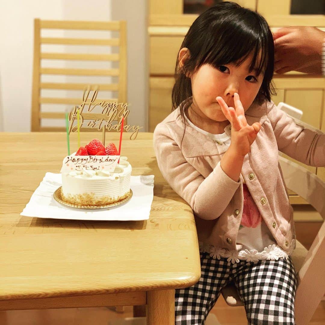 渡邉千真さんのインスタグラム写真 - (渡邉千真Instagram)「. ハッピーバースデー🎂 . 3歳おめでとう😍👏🎊 . #happybirthday  #3歳女の子  #素晴らしい一年になりますように」12月5日 19時13分 - kazumawatanabe_official