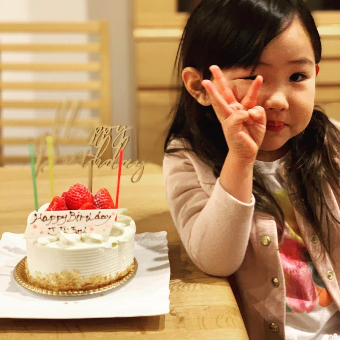 渡邉千真のインスタグラム：「. ハッピーバースデー🎂 . 3歳おめでとう😍👏🎊 . #happybirthday  #3歳女の子  #素晴らしい一年になりますように」