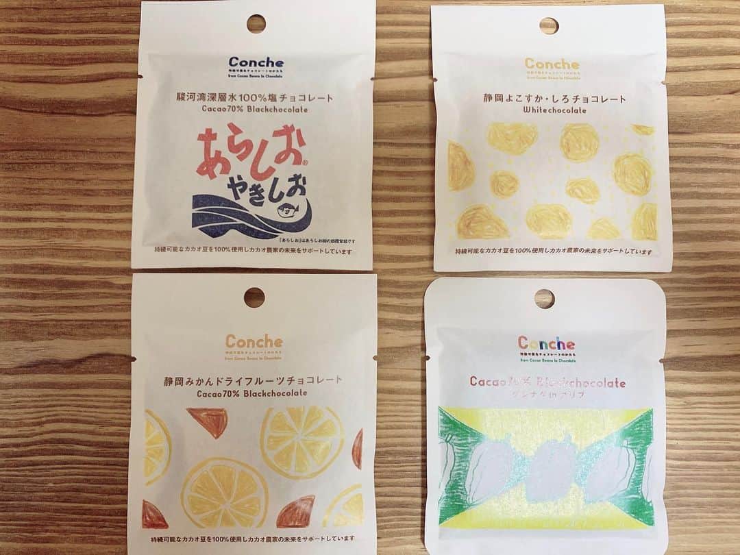小椿希美のインスタグラム：「・ 親友うっちーから 静岡チョコレートの 贈り物☺️ いま、資格試験の受験に 向けて勉強中なのですが 自称『ばっきーの応援団長』 内山絵里加さんから @erika.uchiyama1129  勉強中のお菓子を いただきました☺︎♫ ・ 机にずっと向かって 難しい問題と格闘 しつづけていると チョコレートの糖分に 癒されます。 何より、うっちーの 気持ちが嬉しい☺️ ・ ・ 先週も自分のお誕生日なのに スタバチケットとメッセージを送って 応援してくれました✨ 天使だ👼✨ ・ コロナ禍で今年は なかなかうっちーにも 会えませんでしたが 離れていても いつでも応援してくれる 心強い存在です。 ＊ ＊ 写真は、夏頃に ようやく会えた時のものです😊 うっちーの優しさチョコレートで 少し休憩して あと2ヶ月がんばります📝 ・ #資格試験勉強#勉強中のおやつ#静岡チョコレート#シズオカチョコレート#コンチェ#conche#チョコレート専門店#会うと必ずビールで乾杯#2人ともビールが好き」