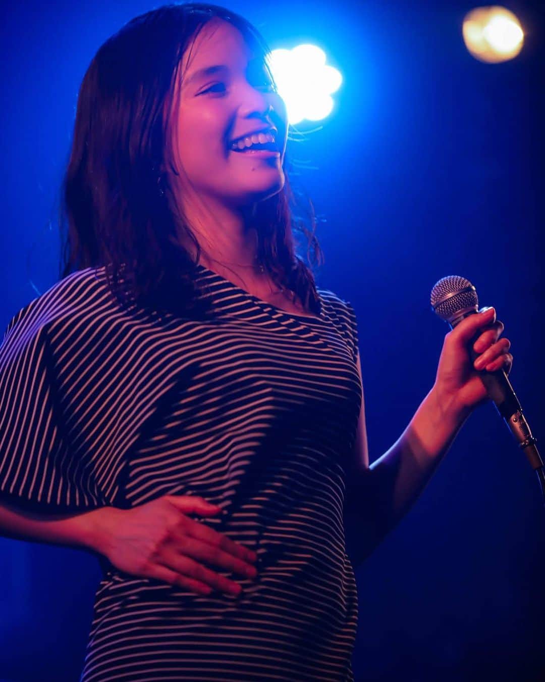 仮谷せいらのインスタグラム：「20201124 青山 月見ル君想フ 狐火×仮谷せいら "パラレルワールド"  Photo by @ryutaro_saito   #仮谷せいら  #ダイエットしなきゃポーズ かな」