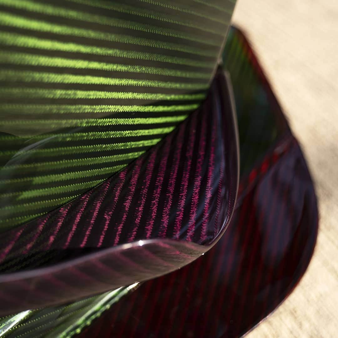 パガーニ・アウトモビリのインスタグラム：「A diamond made out of carbon fibre that wonderfully shines under sunlight.   This magnificent exemplar of Roadster BC displays three types of visible carbon fibre: the top of the car is Morgana purple, the middle is Smeraldo green, while the central stripes, the fins, the mirrors and the lower parts of the sides are Acero red. How wonderful!  #pagani #huayra #roadsterbc #ParcoInnovazione」