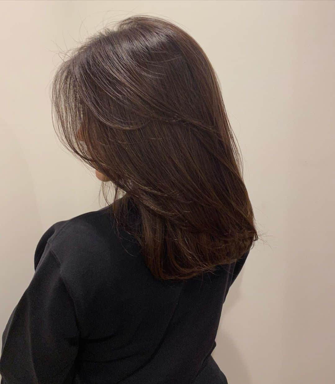のインスタグラム：「🧚‍♀️🧚‍♀️ ・ ・ ・ 今年最後のヘアメンテしてきたよ💓 いつもお願いしてる　@takuya_furumoto さんにカラーと トリートメントとヘッドスパをして頂いたよ💓 @sun_platinum のヘッドスパは、40分間もしてくださるので、本当に疲れがとれるし、いつも爆睡😂 @takuya_furumoto さんは、日本一ヘッドスパが上手いので、ヘッドスパ好きな方は、是非行ってみて💓 ・ ・ ・ #ヘッドスパ #トリートメント #カラー #白金台サロン #sun #モテ髪 #イメチェン #カット #艶髪 #美容院 #ヘッドスパ #日本一 #美容好きな人と繋がりたい」