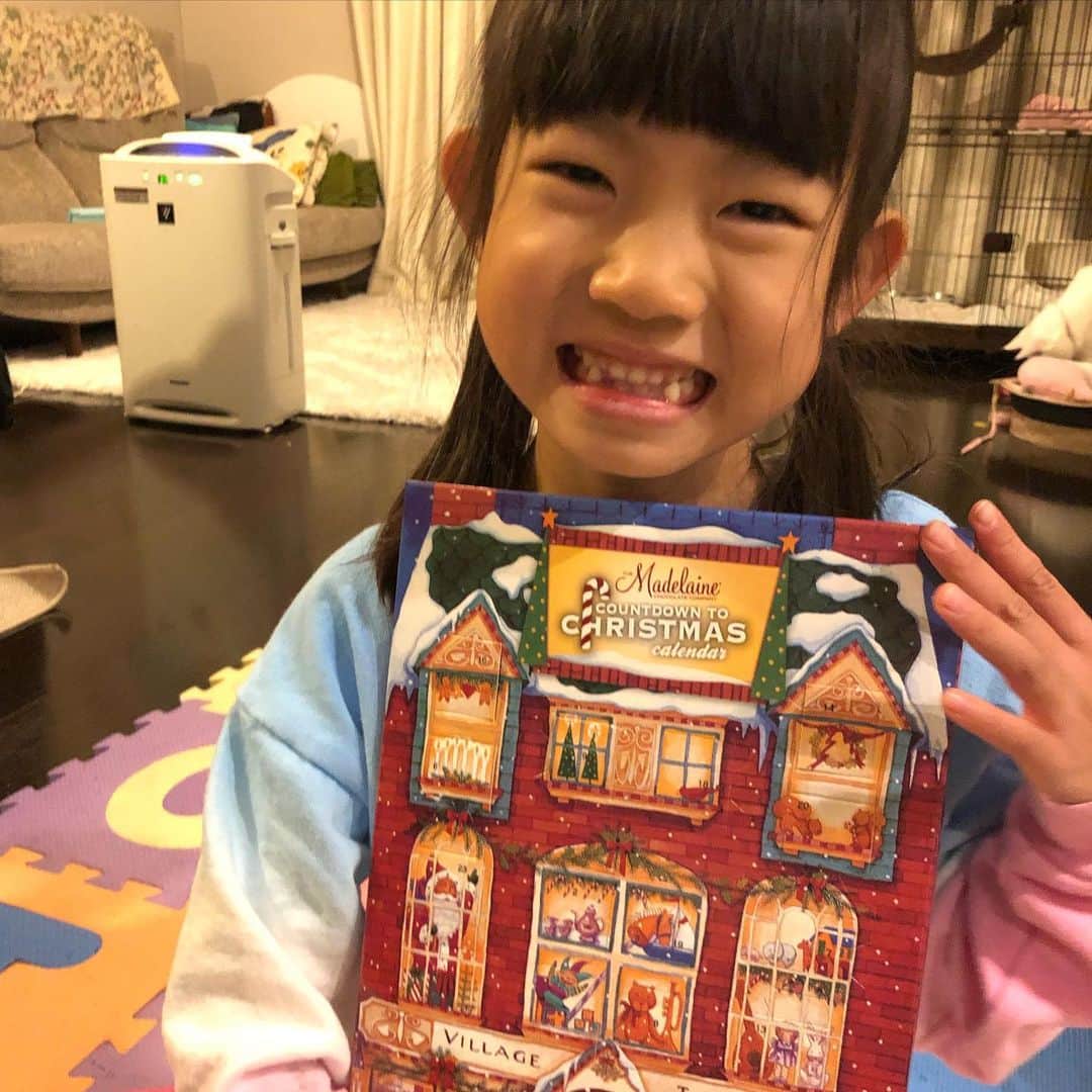 のインスタグラム：「お友達のママさんにもらったアドベントカレンダー！  私は全然忘れてたので、姫も大喜び\(//∇//)\  早速ほじほじ開けてチョコを食べてました(≧∀≦)  ありがとう！  #息子殿姫#息子殿#姫#アドベントカレンダー#クリスマス」